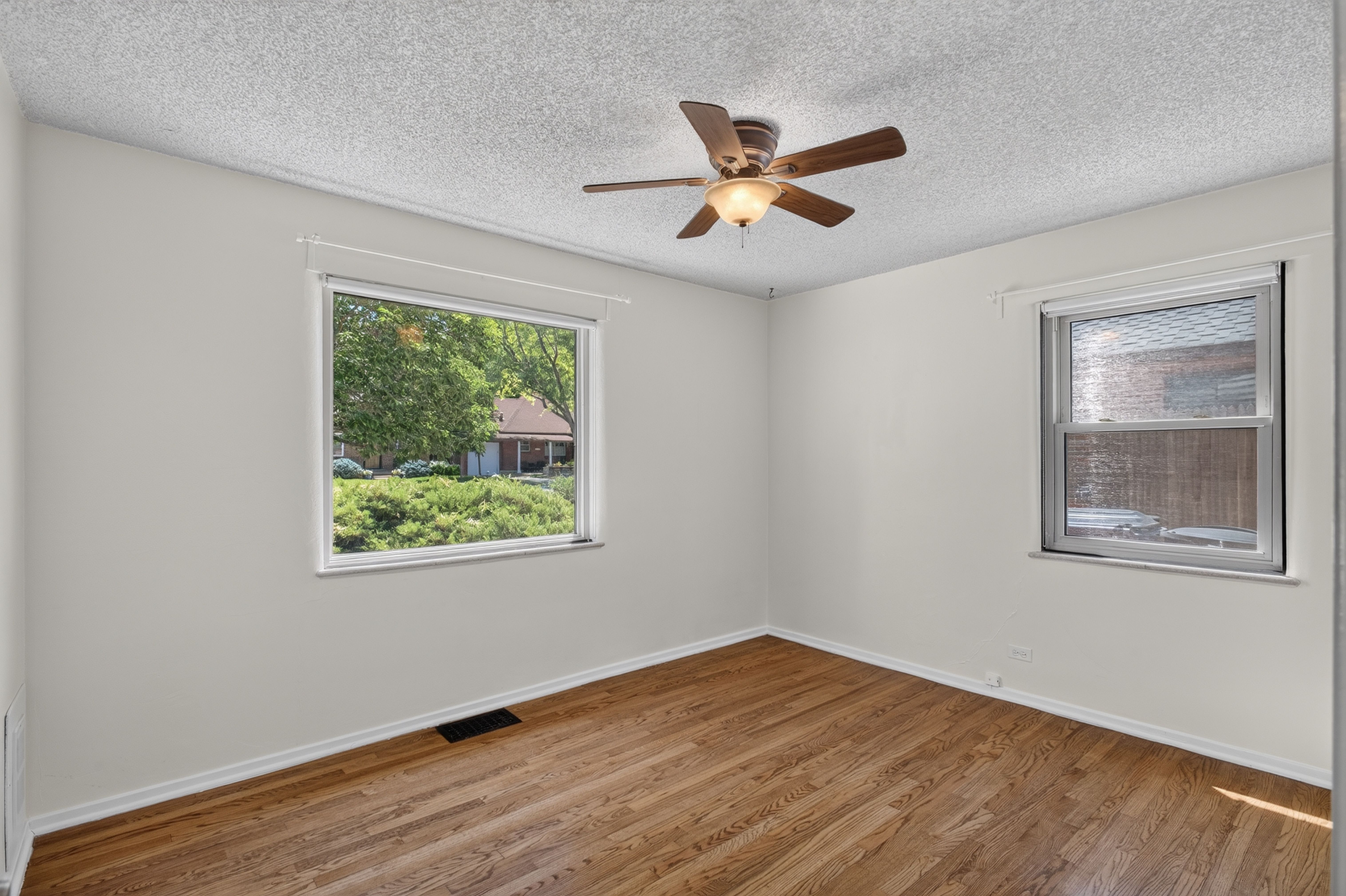  Charming Mayfair Brick Home: Sunroom Oasis & Private Pergola Backyard - 物件實景