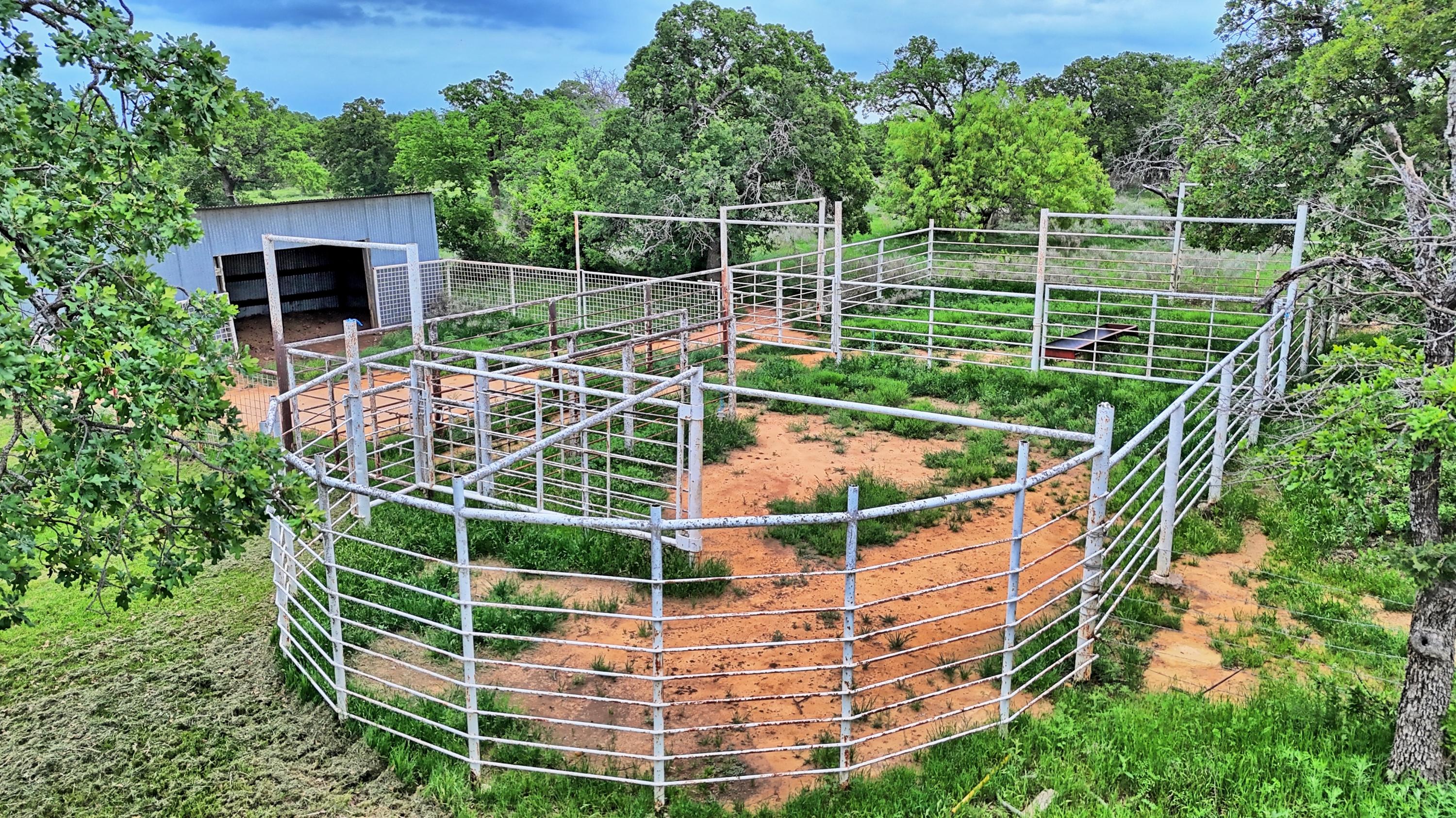  Ranch Style Rock Home on Private 80 Acres - 物件實景