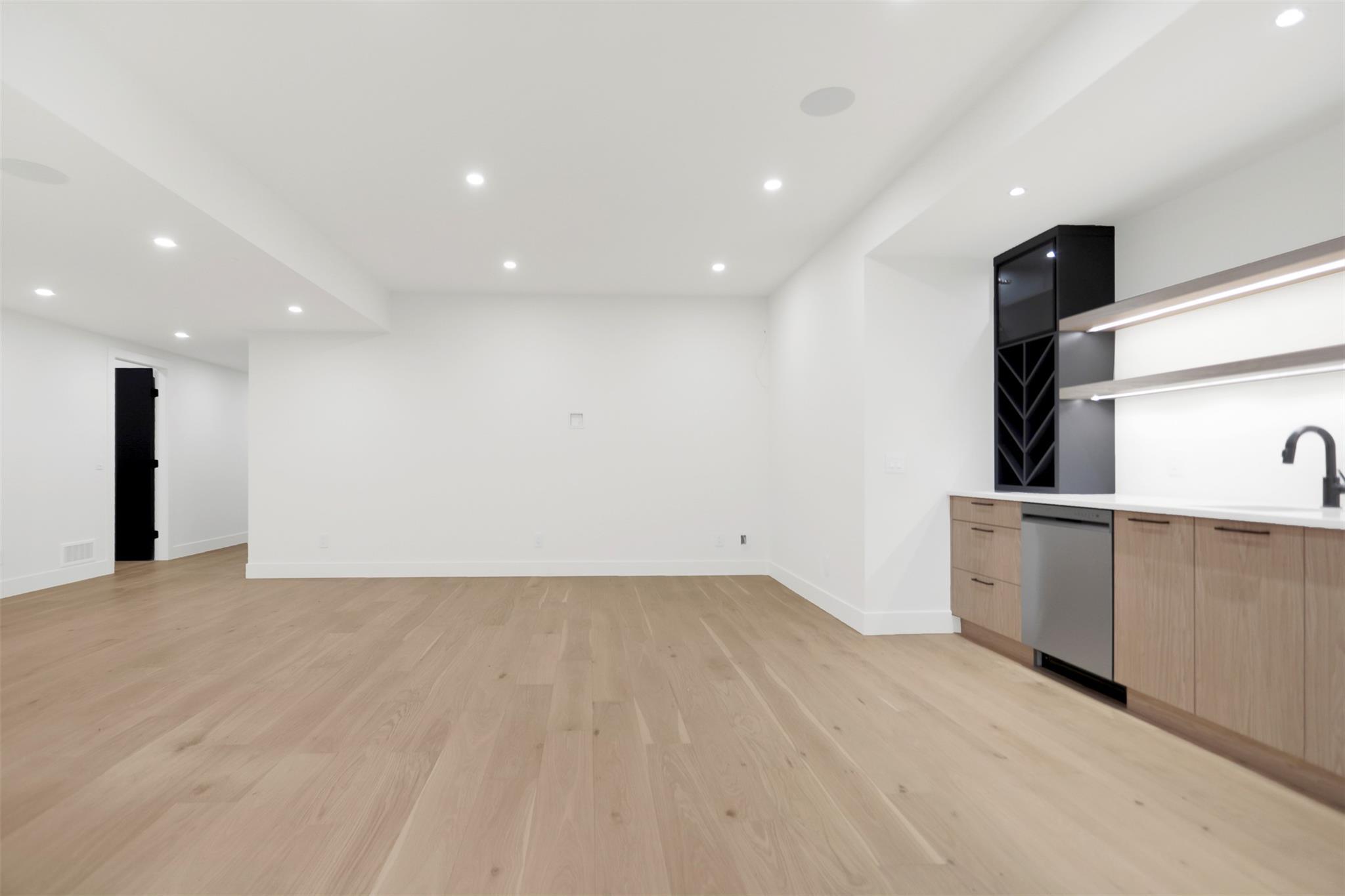 KELOWNA, British Columbia, V1W 0C4, CA, 5 Bedrooms Bedrooms, ,4 BathroomsBathrooms,Residential,For Sale,1960562