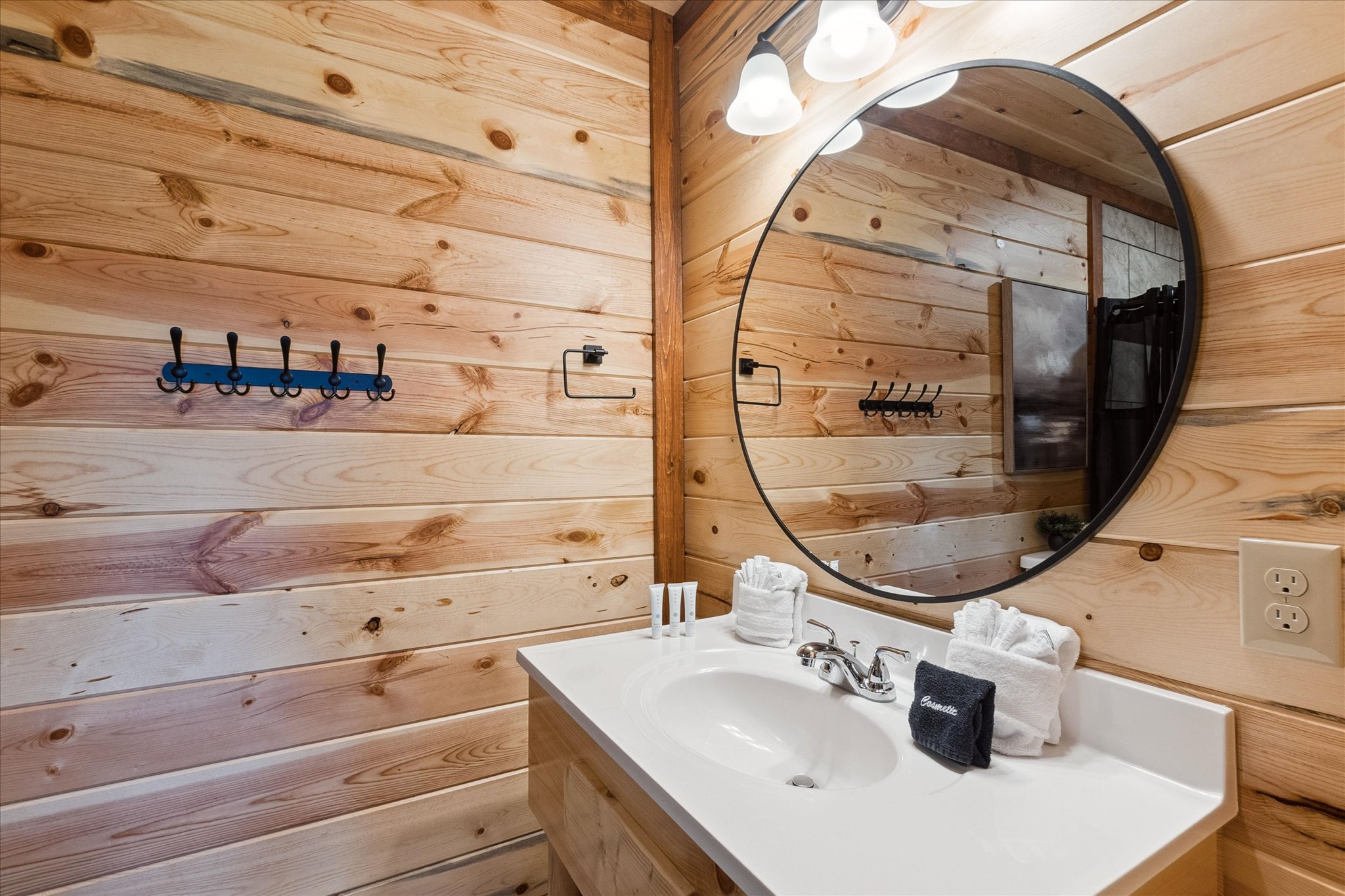 Sevierville, Tennessee, 37876, United States, 8 Bedrooms Bedrooms, ,9 BathroomsBathrooms,Residential,For Sale,1981124