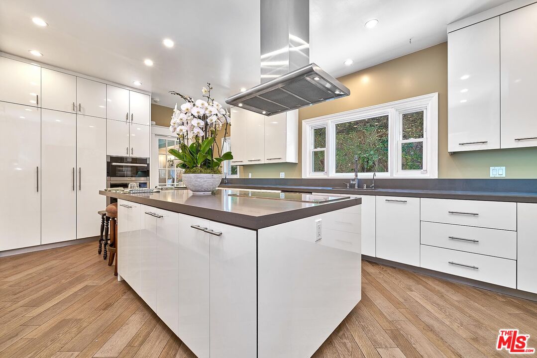 Los Angeles, California, 90005, United States, 5 Bedrooms Bedrooms, ,6 BathroomsBathrooms,Residential,For Sale,1907226