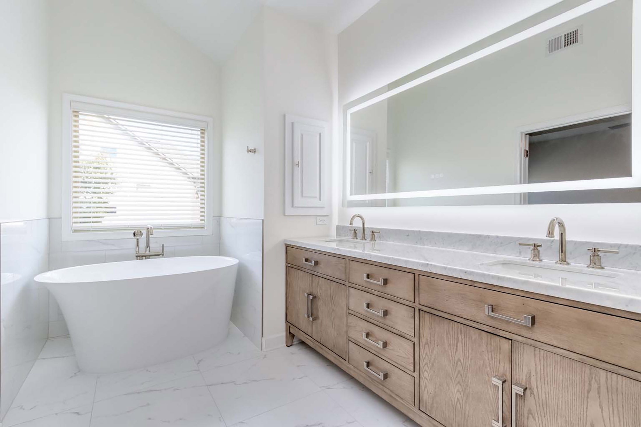  Four-Bedroom Brick Corner Lot in Jamestown - 物件實景