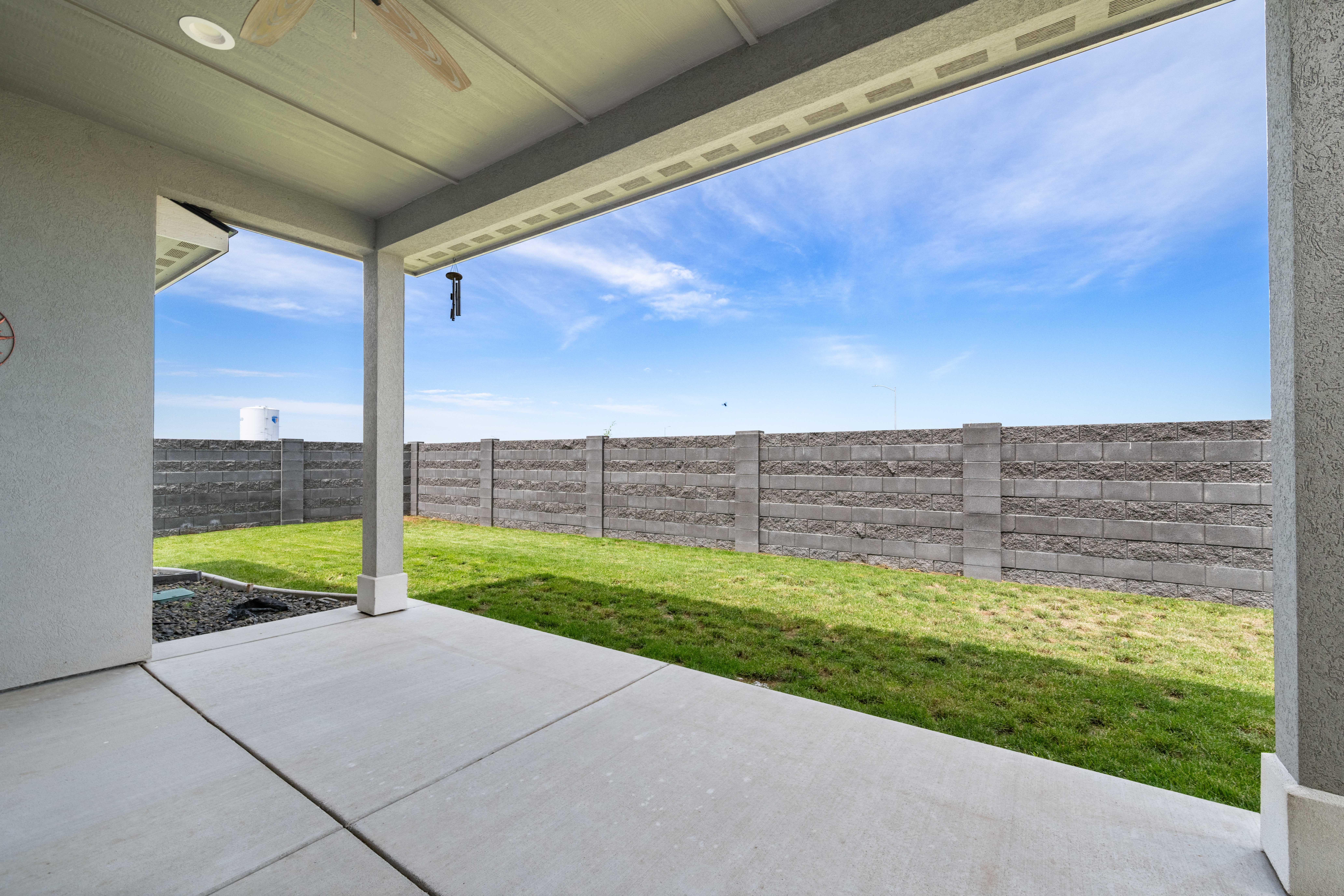  Like New, Fully Fenced, Corner Lot & 4-Car Garage - 物件實景