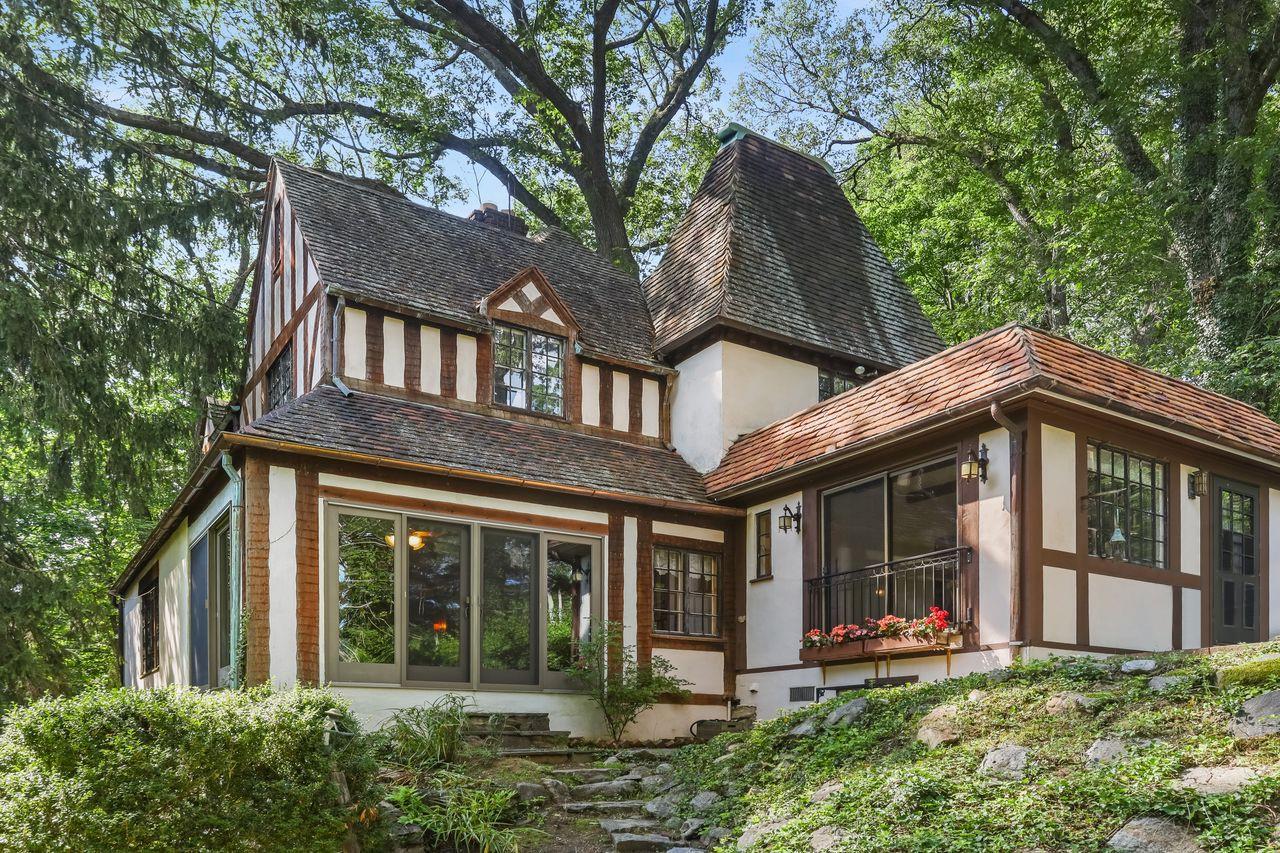 Pleasantville, New York, 10570, United States, 4 Bedrooms Bedrooms, ,4 BathroomsBathrooms,Residential,For Sale,1896096