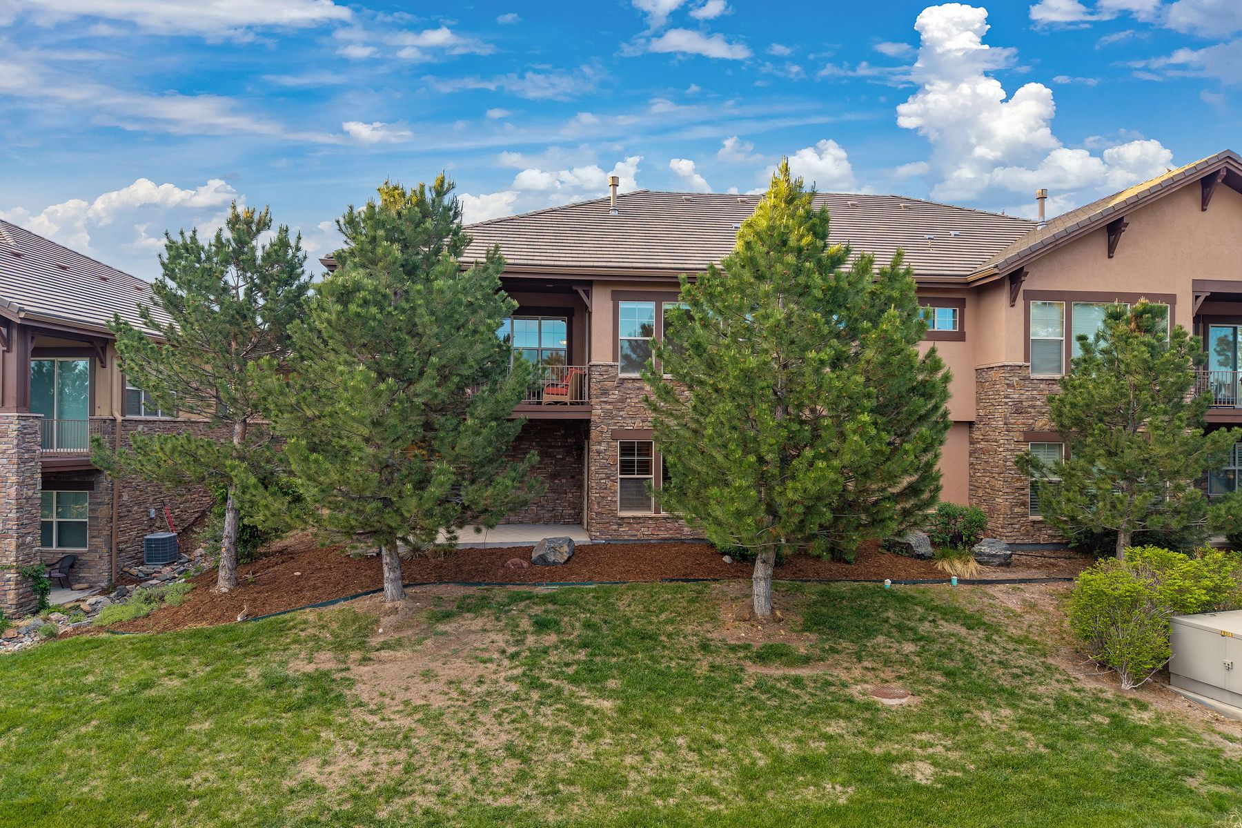 set against a backdrop  of colorado mountain views - 物件實景