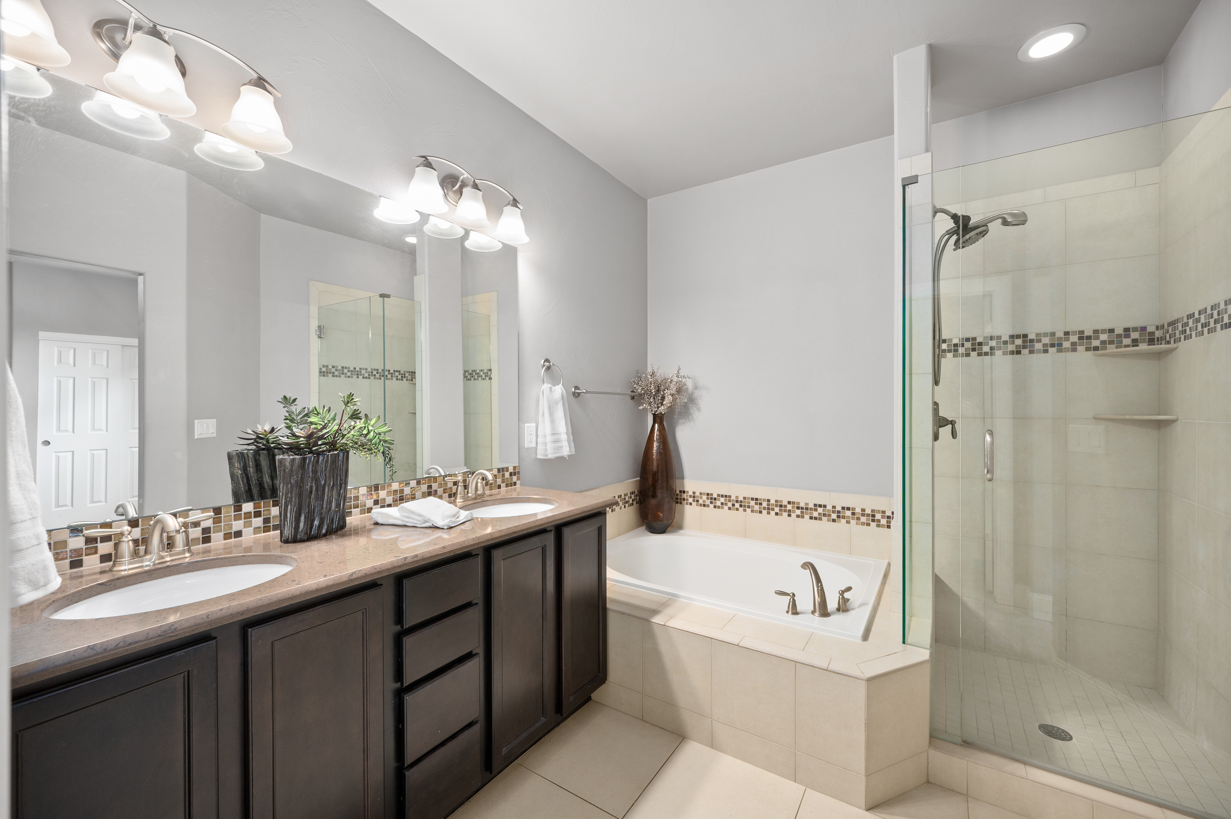  Pristine And Charming End Unit Townhome - 物件實景