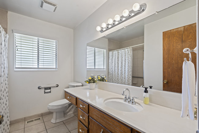 Hollister, California, 95023, United States, 3 Bedrooms Bedrooms, ,2 BathroomsBathrooms,Residential,For Sale,1942638