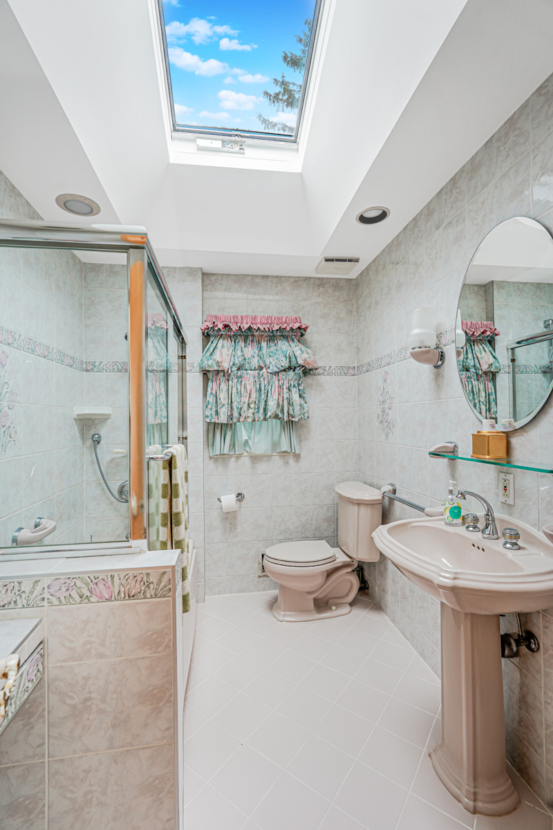 Staten Island, New York, 10301, United States, 4 Bedrooms Bedrooms, ,3 BathroomsBathrooms,Residential,For Sale,1838592