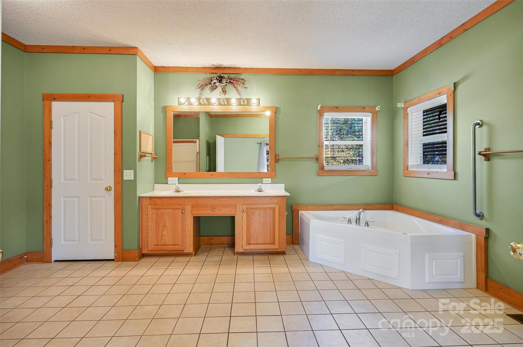 Hendersonville, North Carolina, 28792, United States, 3 Bedrooms Bedrooms, ,3 BathroomsBathrooms,Residential,For Sale,1958390