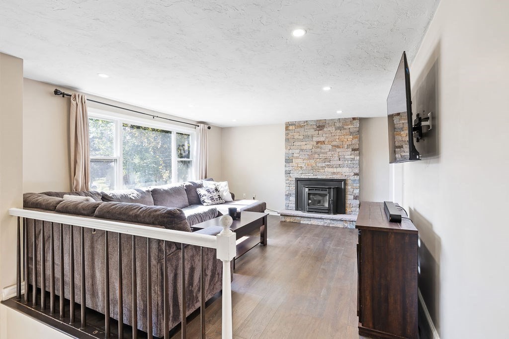 Milford, Massachusetts, 01757, United States, 3 Bedrooms Bedrooms, ,2 BathroomsBathrooms,Residential,For Sale,1987484