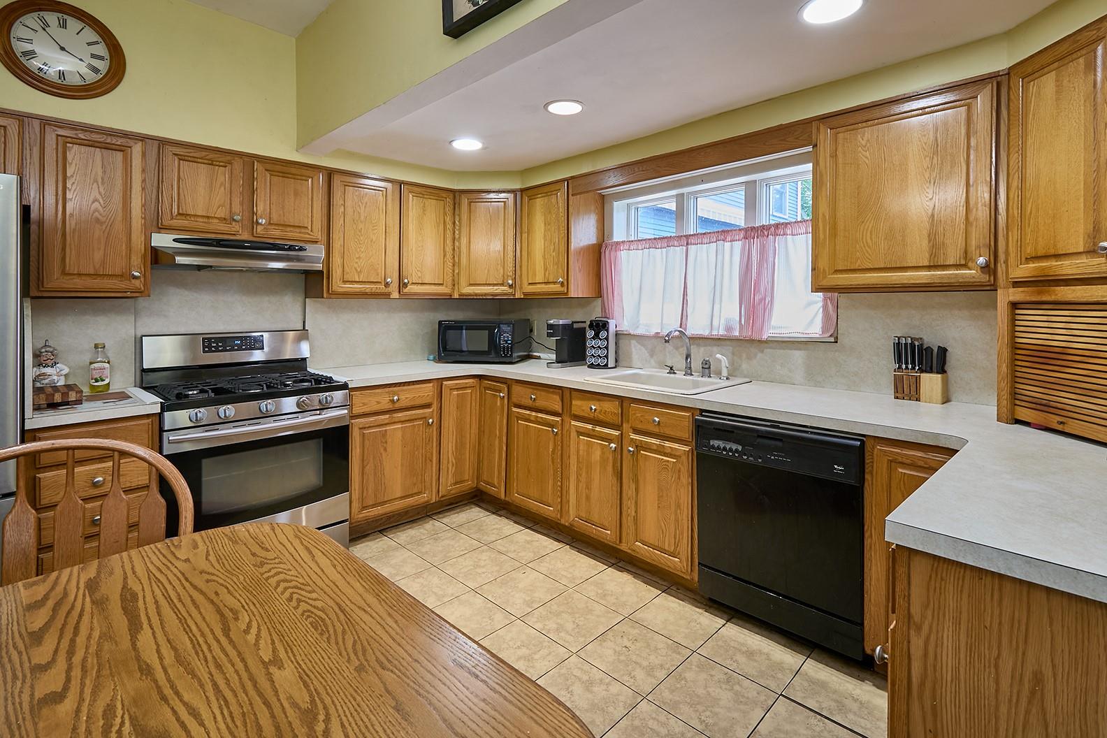 Merrick, New York, 11566, United States, 4 Bedrooms Bedrooms, ,2 BathroomsBathrooms,Residential,For Sale,1923596