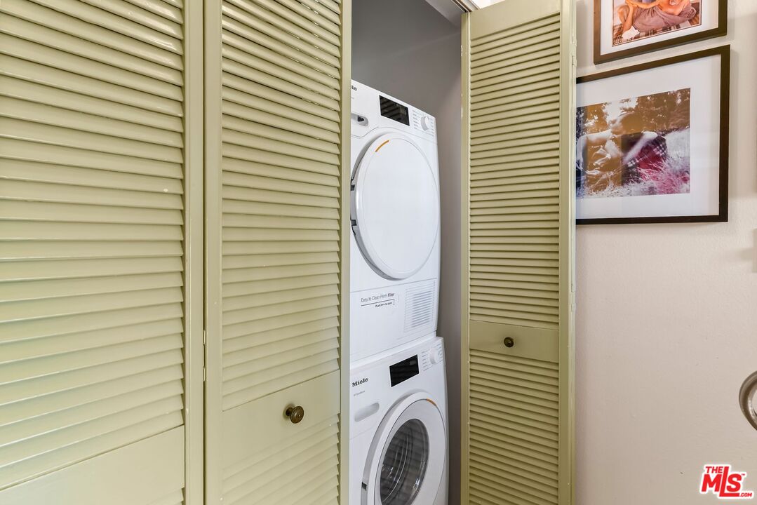 West Hollywood, California, 90069, United States, 2 Bedrooms Bedrooms, ,3 BathroomsBathrooms,Residential,For Sale,1896709