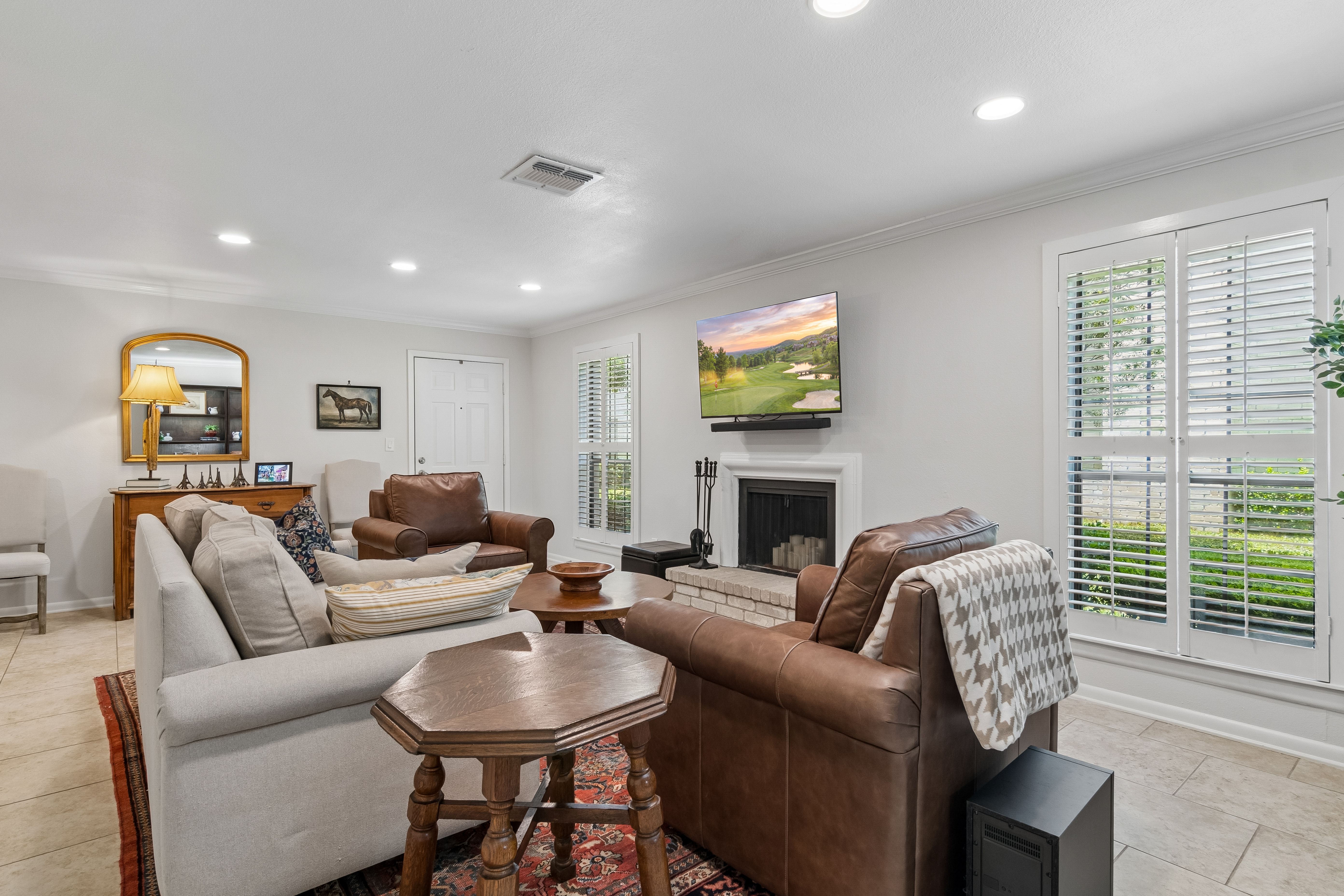 Move-In Ready Condo with Fireplace - 物件實景