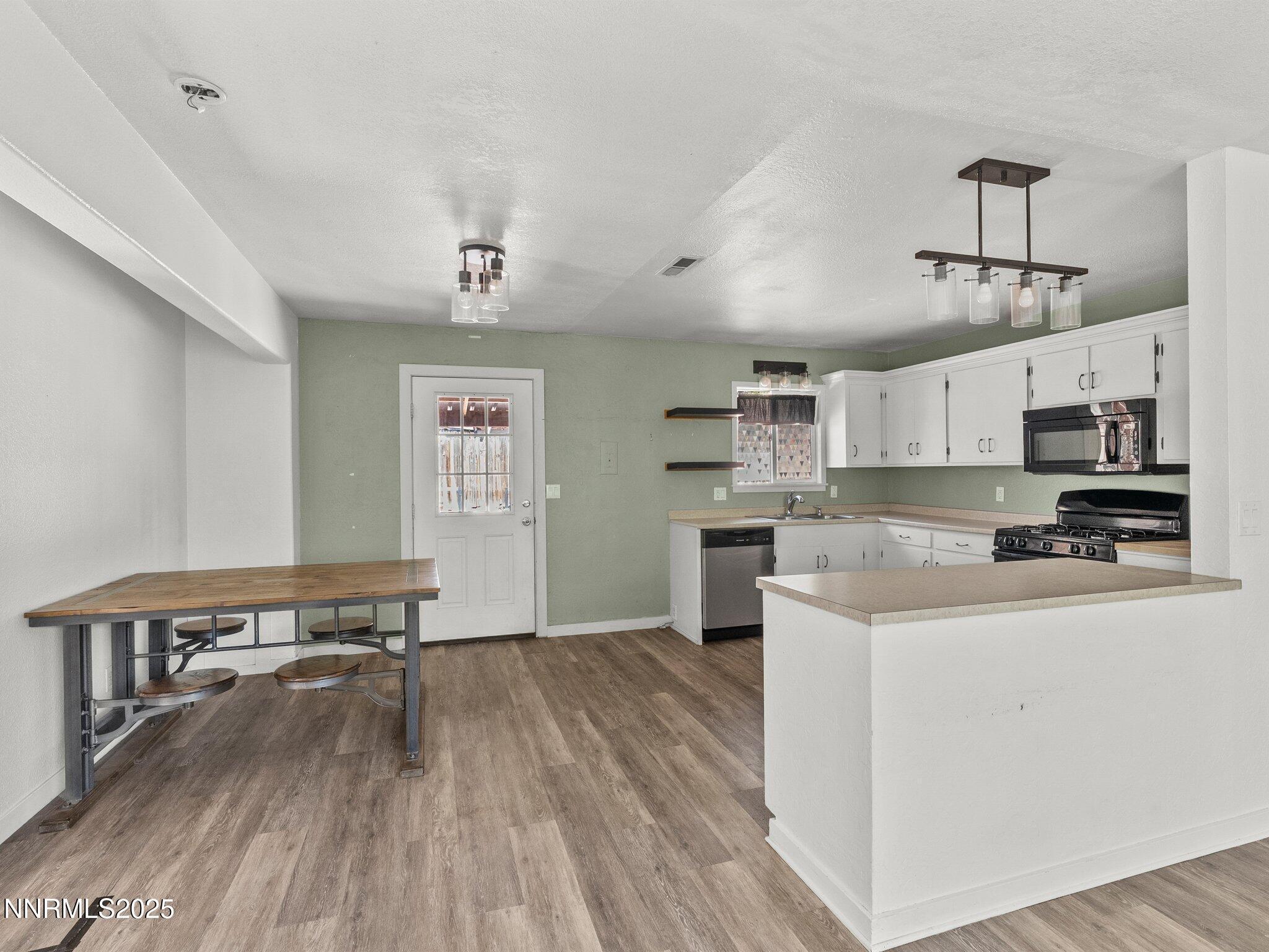 South Lake Tahoe, California, 96150, United States, 3 Bedrooms Bedrooms, ,2 BathroomsBathrooms,Residential,For Sale,1735880