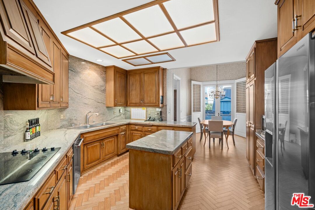 Los Angeles, California, 90067, United States, 3 Bedrooms Bedrooms, ,5 BathroomsBathrooms,Residential,For Sale,1924921