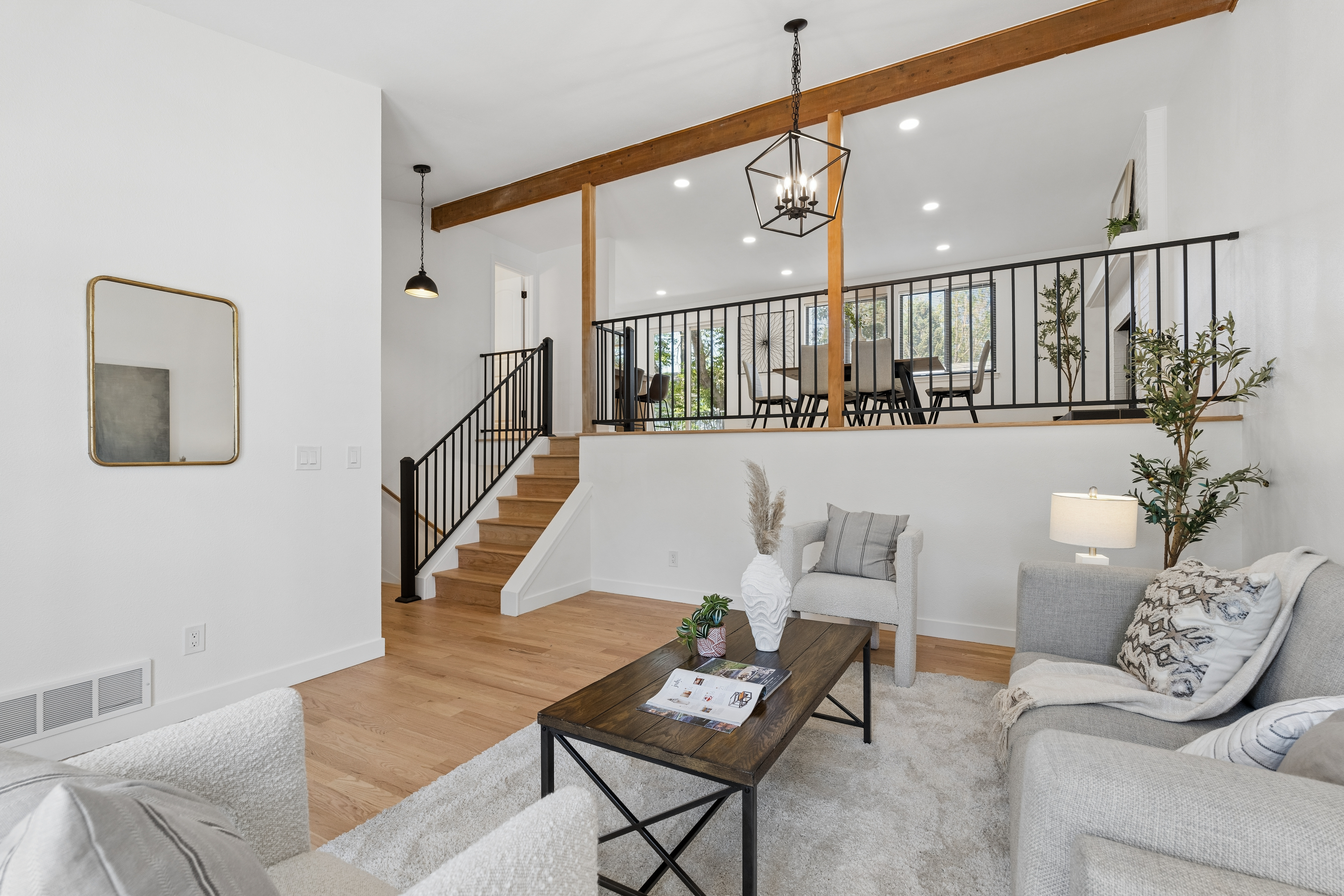  Completely reimagined, refreshed, and ready, this charming home on quiet street - 物件實景