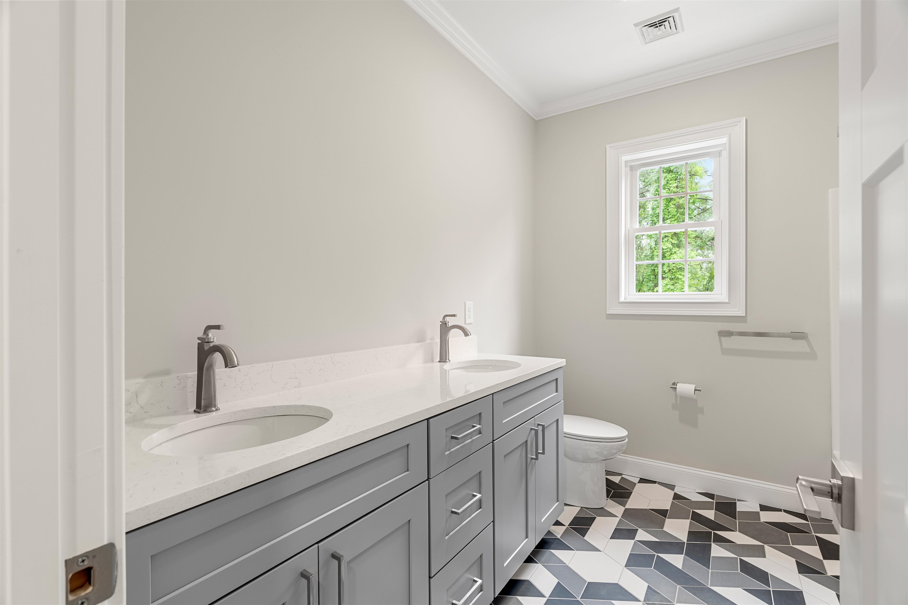 Hooksett, New Hampshire, 03106, United States, 4 Bedrooms Bedrooms, ,3 BathroomsBathrooms,Residential,For Sale,1895985