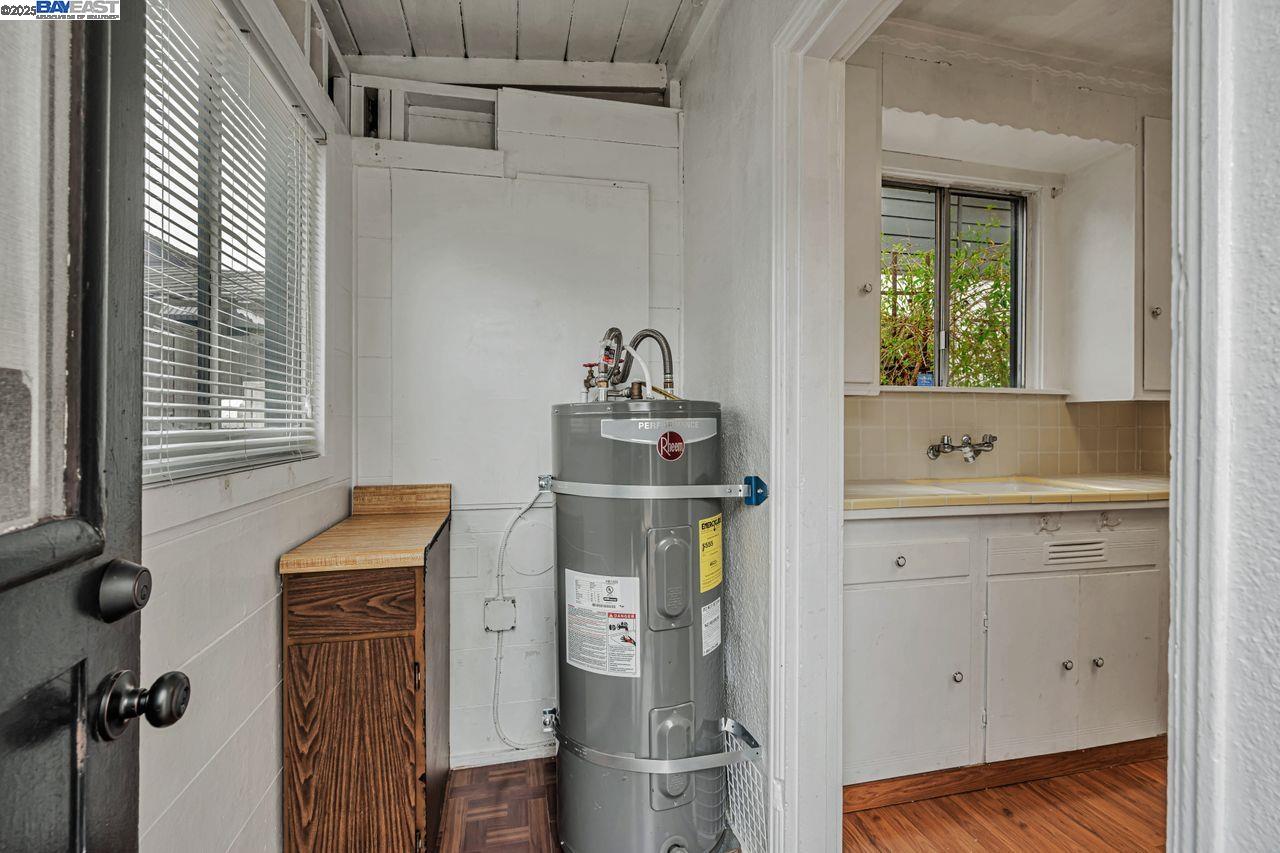 Alameda, California, 94501, United States, 1 Bedroom Bedrooms, ,1 BathroomBathrooms,Residential,For Sale,1917026