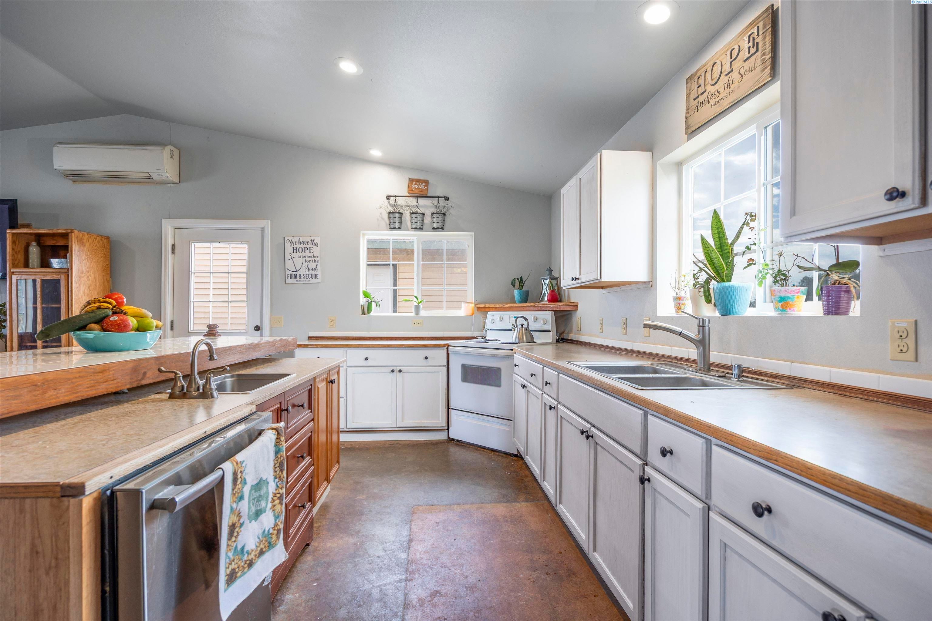 Richland, Washington, 99354, United States, 3 Bedrooms Bedrooms, ,2 BathroomsBathrooms,Residential,For Sale,1978459