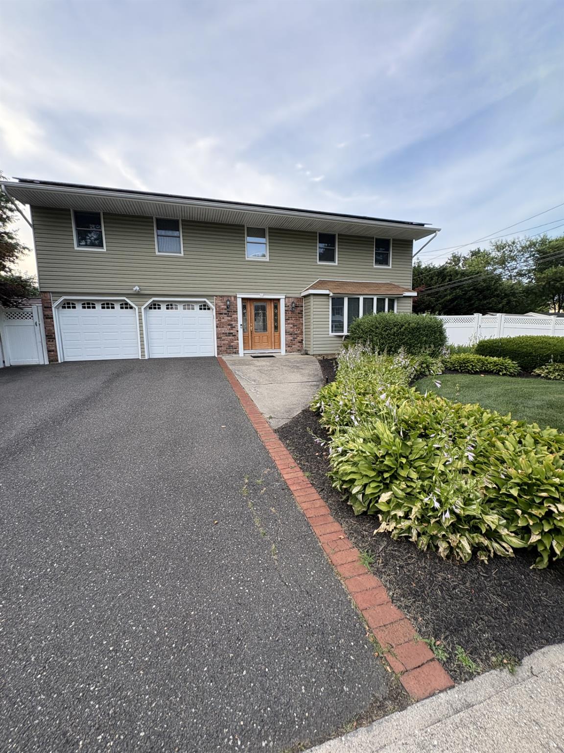 Hauppauge, New York, 11788, United States, 4 Bedrooms Bedrooms, ,3 BathroomsBathrooms,Residential,For Sale,1924109