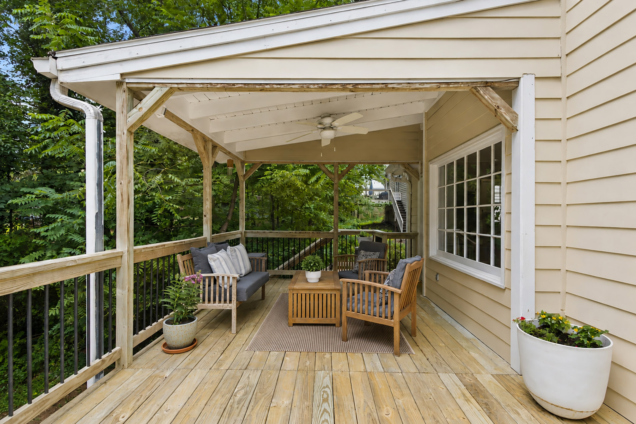  Charming Cape Cod Home Blends Comfort, Functionality and Location - 物件實景