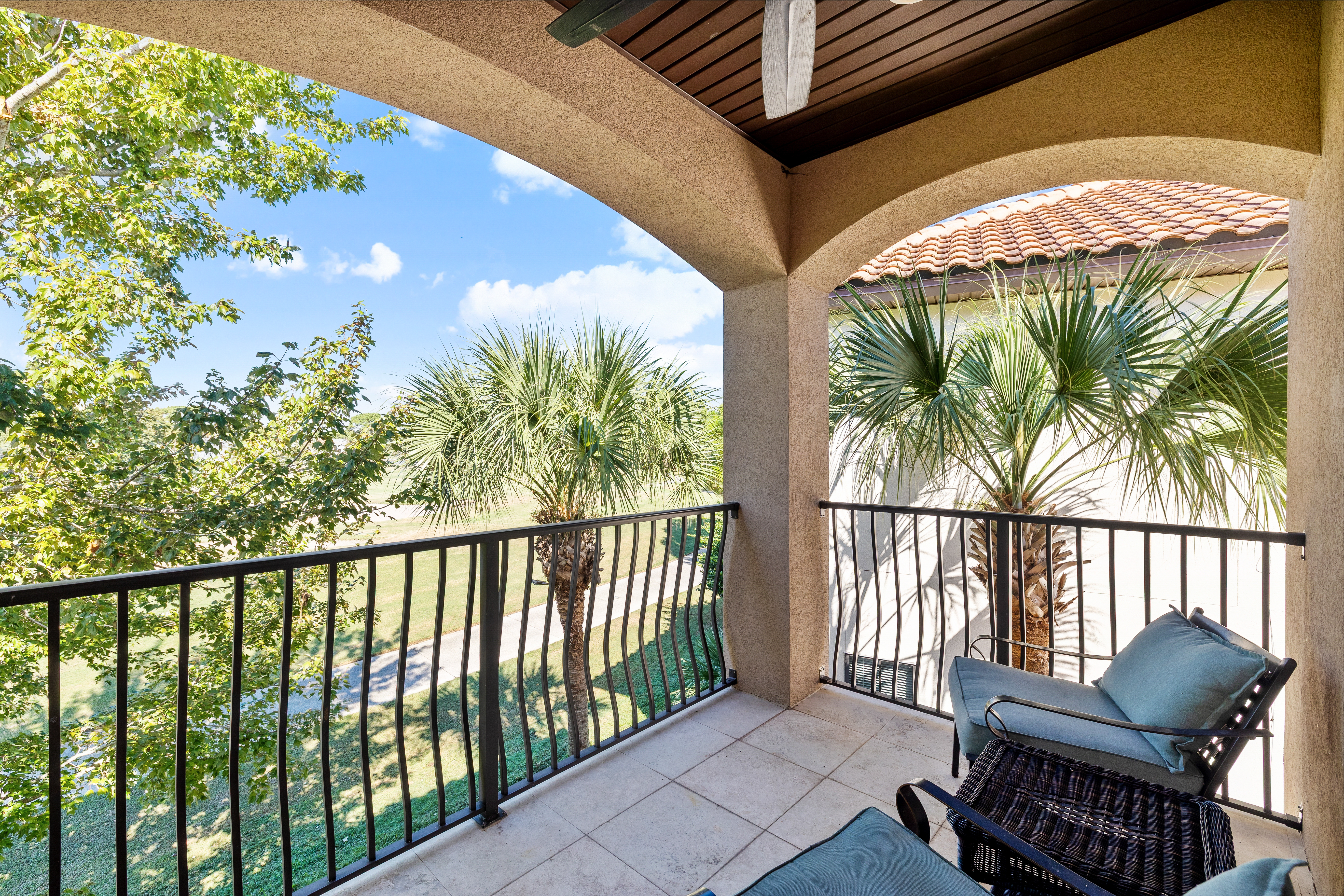  Fully Furnished Golf Course Retreat with Private Balconies and Garage - 物件實景
