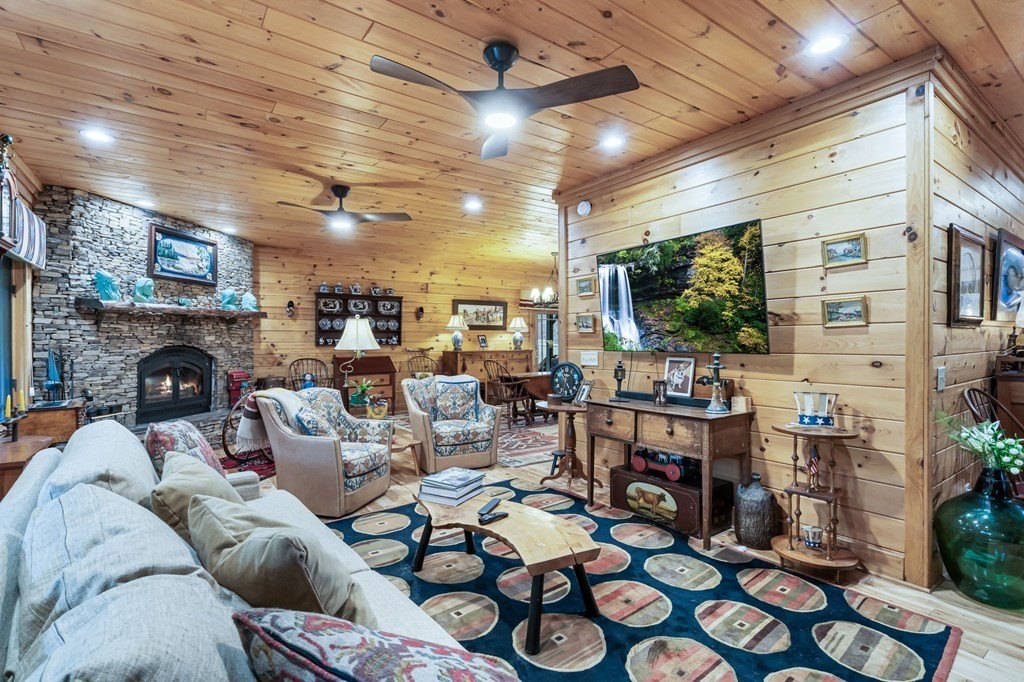 Hiawassee, Georgia, 30546, United States, 4 Bedrooms Bedrooms, ,4 BathroomsBathrooms,Residential,For Sale,1975098