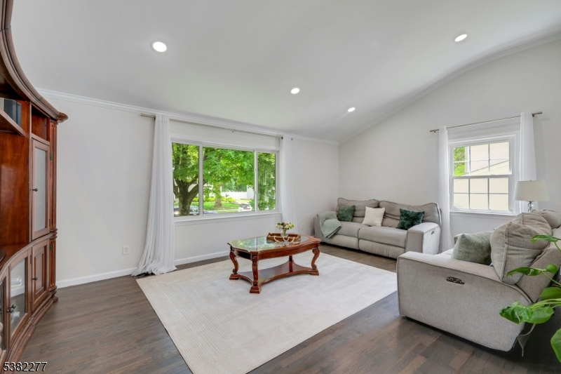 Springfield Twp., New Jersey, 07081, United States, 4 Bedrooms Bedrooms, ,3 BathroomsBathrooms,Residential,For Sale,1938892