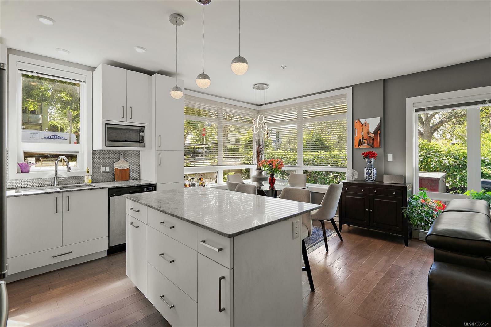 VICTORIA, British Columbia, V8V 1R5, CA, 2 Bedrooms Bedrooms, ,Residential,For Sale,1885284