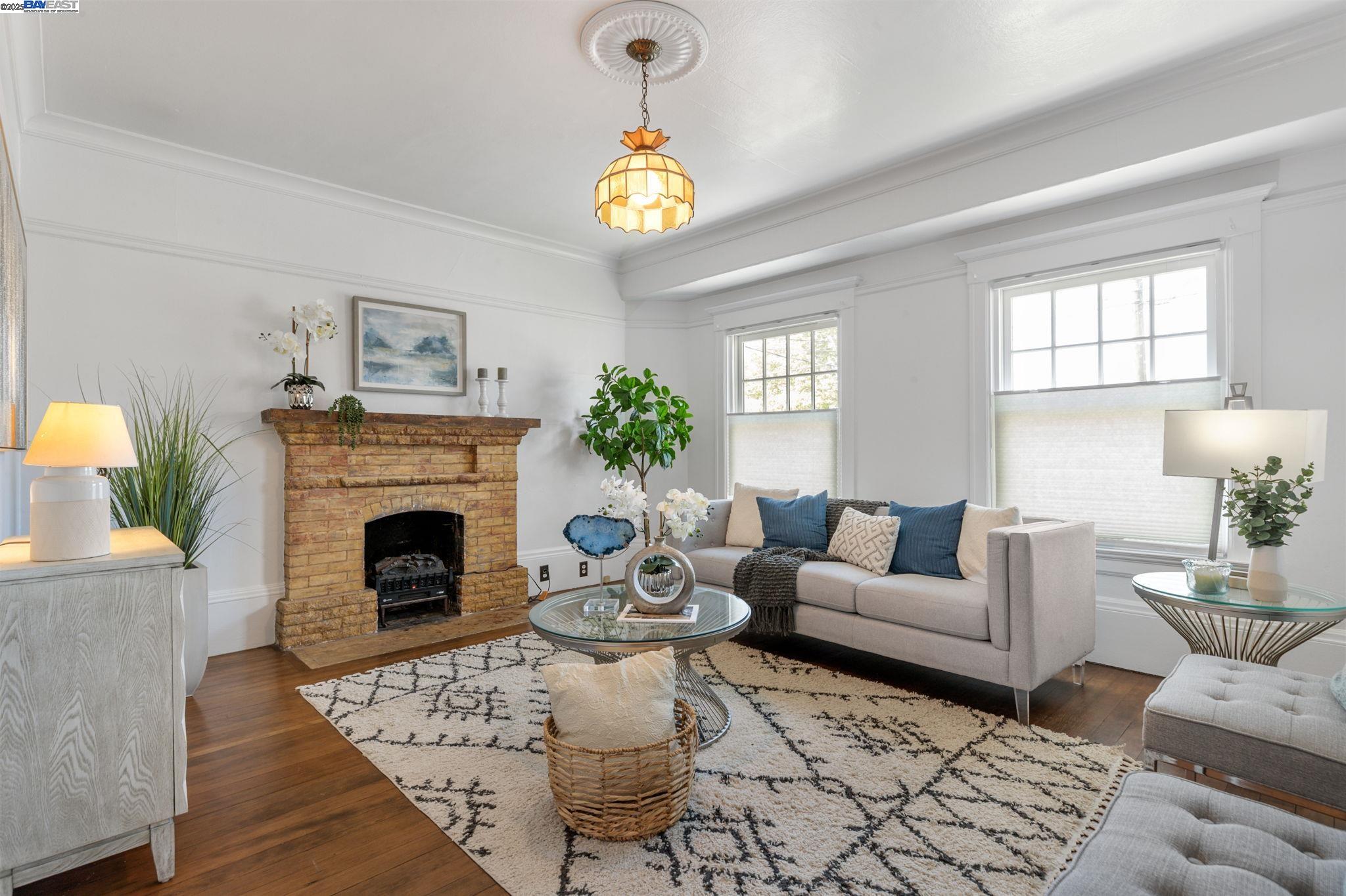 Oakland, California, 94606, United States, 3 Bedrooms Bedrooms, ,2 BathroomsBathrooms,Residential,For Sale,1839089