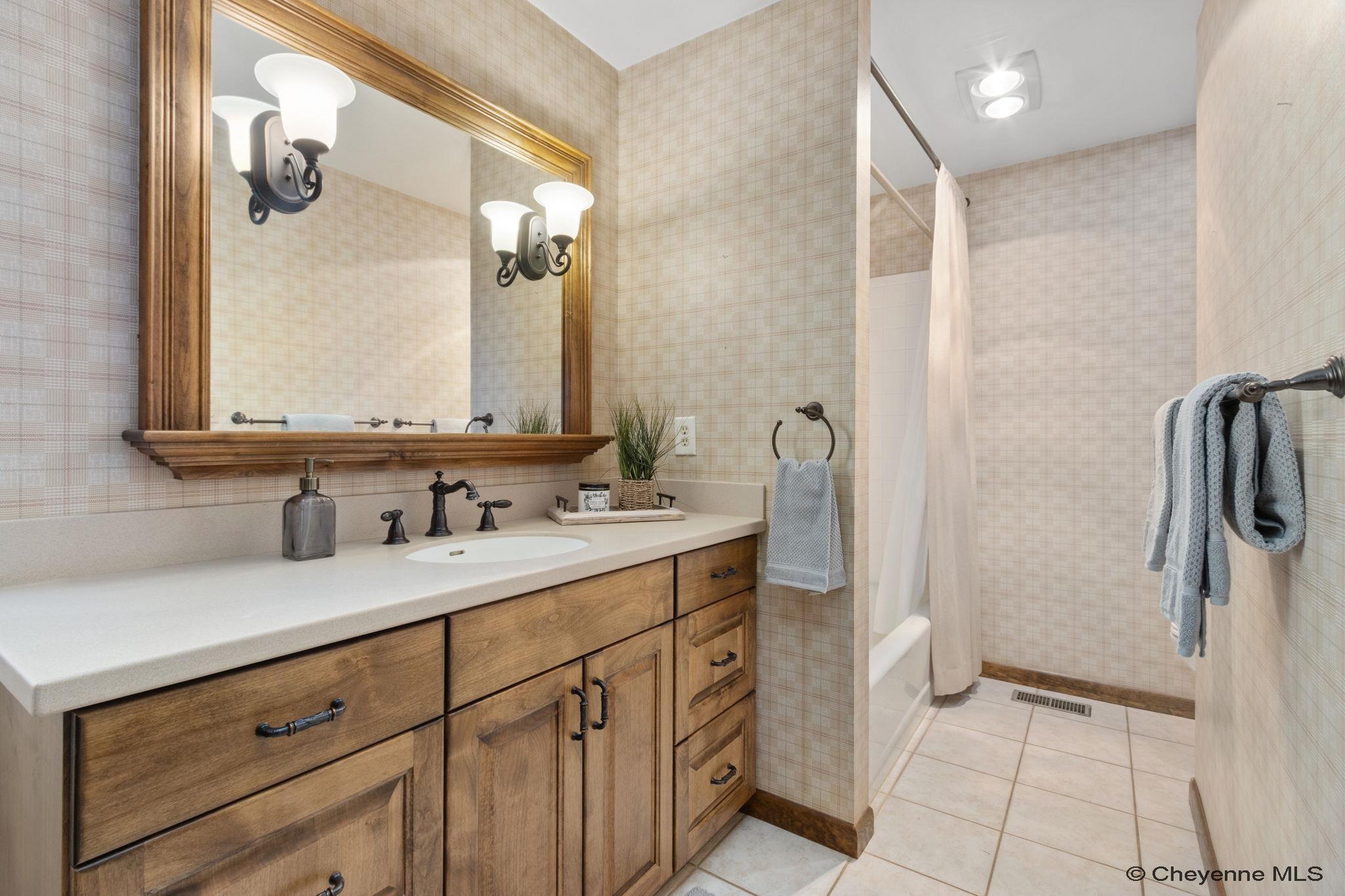 Cheyenne, Wyoming, 82001, United States, 5 Bedrooms Bedrooms, ,4 BathroomsBathrooms,Residential,For Sale,1992954