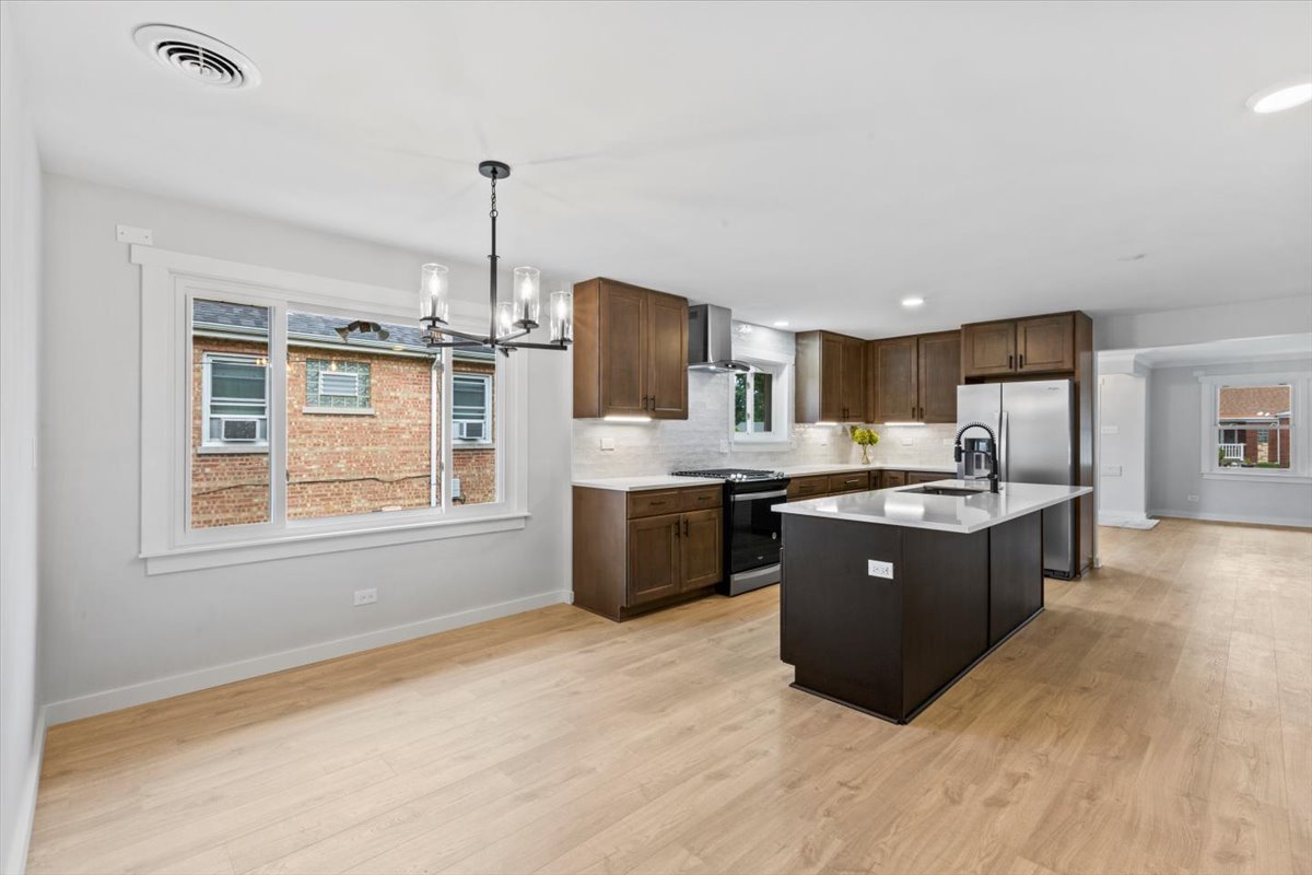 Evergreen Park, Illinois, 60805, United States, 5 Bedrooms Bedrooms, ,4 BathroomsBathrooms,Residential,For Sale,1972389