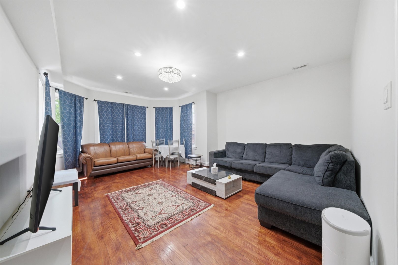 Chicago, Illinois, 60659, United States, 9 Bedrooms Bedrooms, ,Residential,For Sale,2040474