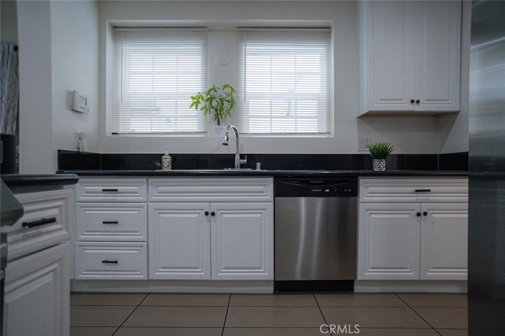 Los Angeles, California, 90043, United States, 3 Bedrooms Bedrooms, ,2 BathroomsBathrooms,Residential,For Sale,1921783