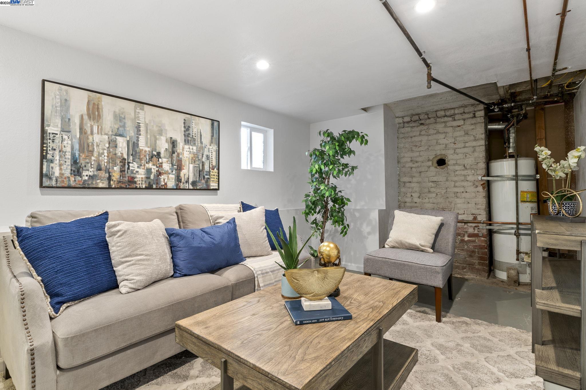 Oakland, California, 94606, United States, 3 Bedrooms Bedrooms, ,2 BathroomsBathrooms,Residential,For Sale,1839089