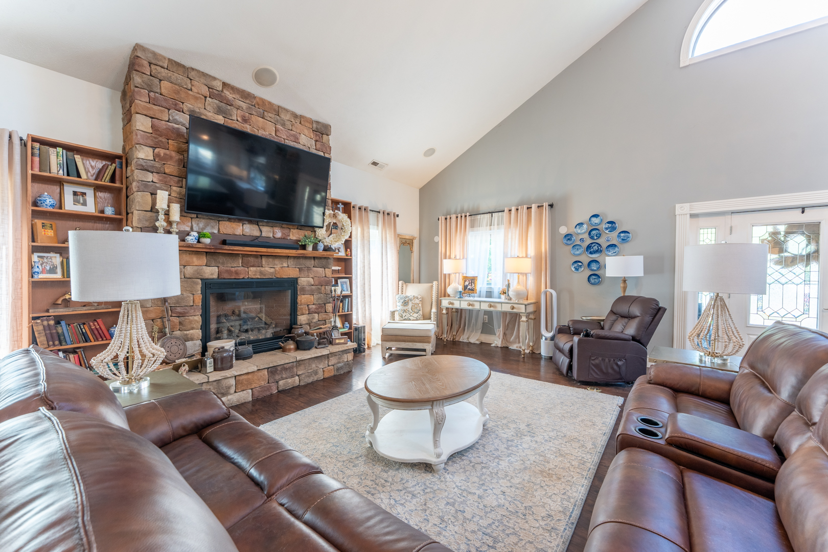W Frankfort, Illinois, 62896, United States, 5 Bedrooms Bedrooms, ,4 BathroomsBathrooms,Residential,For Sale,1929151