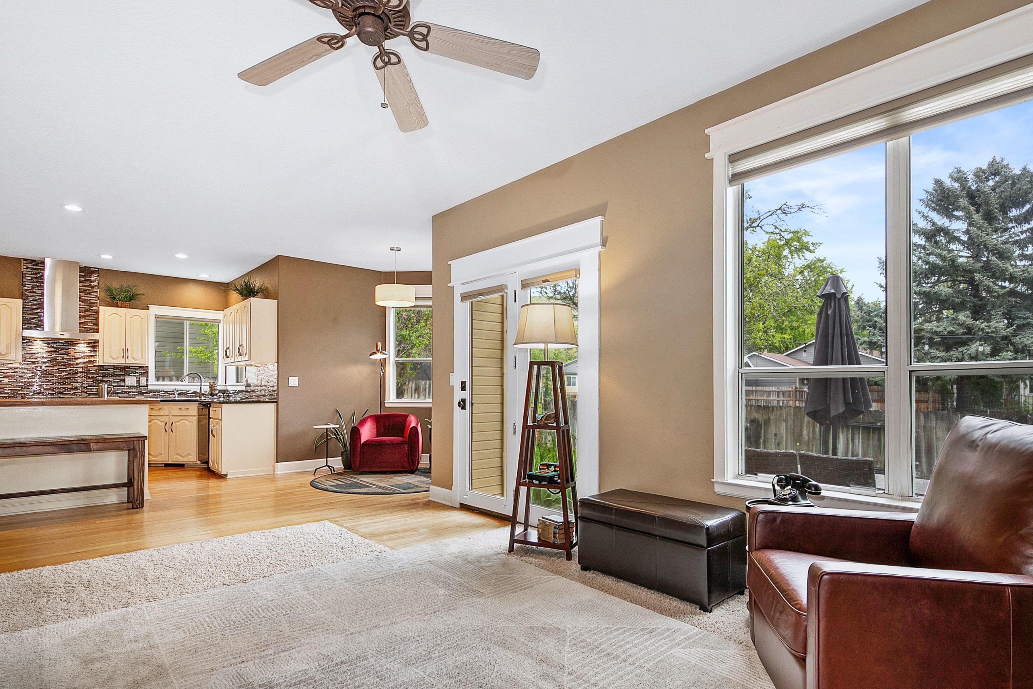  Spacious Updated Home Backs To Park With Scenic Foothills Views - 物件實景