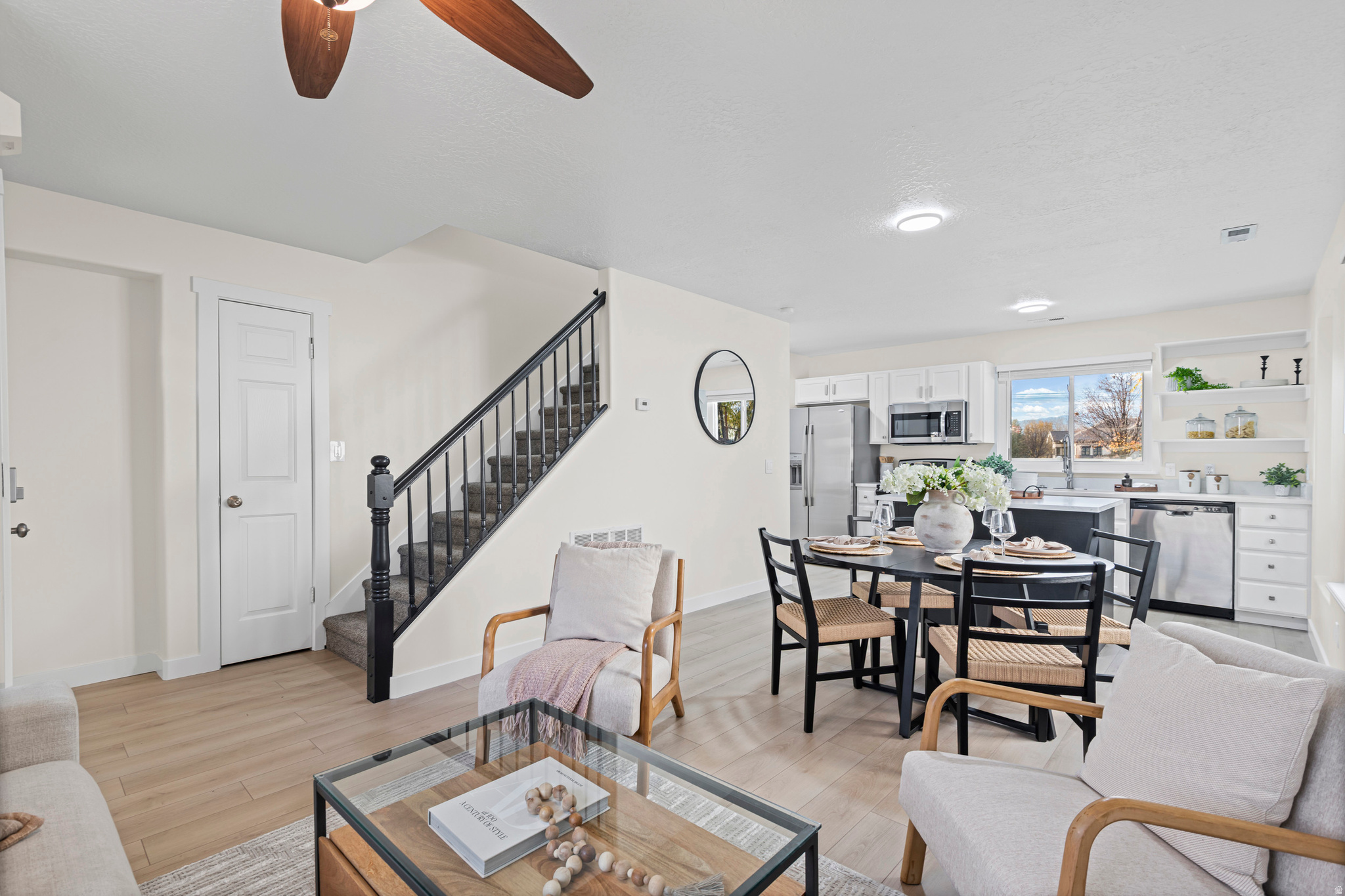 Sandy, Utah, 84070, United States, 3 Bedrooms Bedrooms, ,3 BathroomsBathrooms,Residential,For Sale,1996029