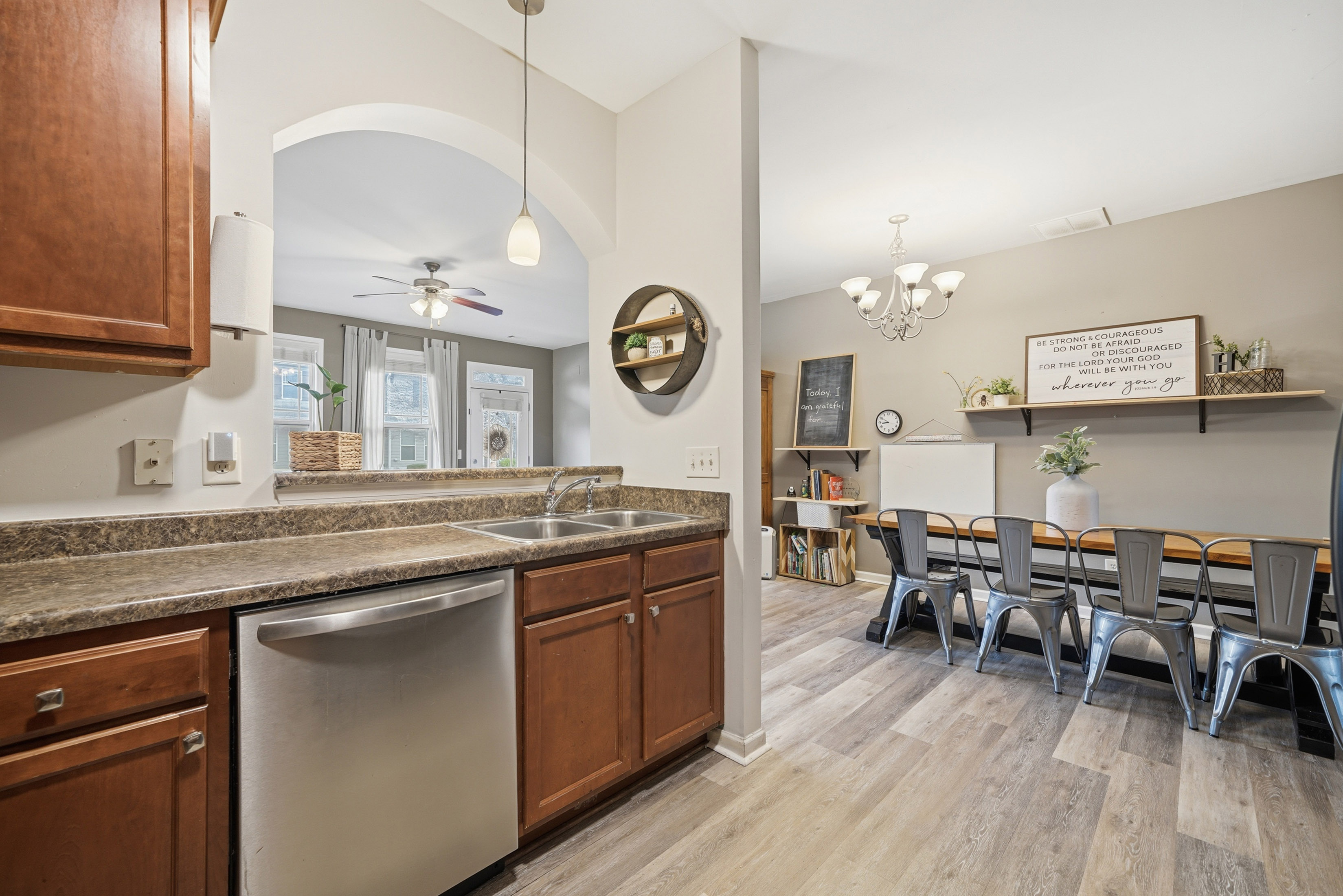  Charming End-Unit Townhome at the End of a Peaceful Cul-de-Sac - 物件實景