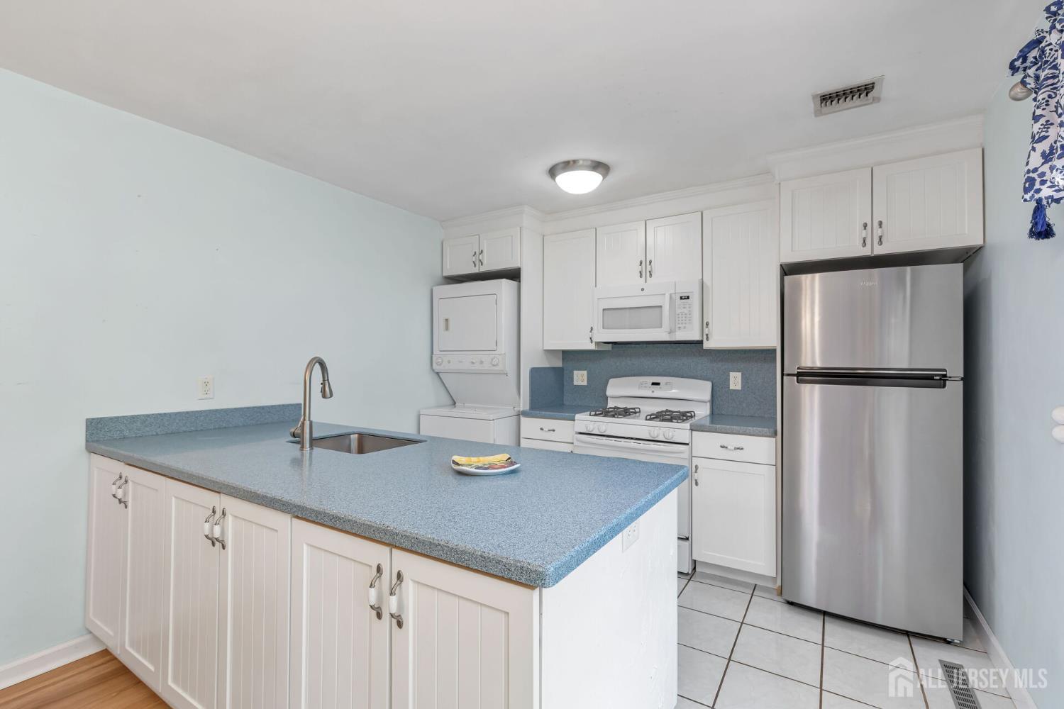 South Brunswick, New Jersey, 08824, United States, 3 Bedrooms Bedrooms, ,2 BathroomsBathrooms,Residential,For Sale,1941671