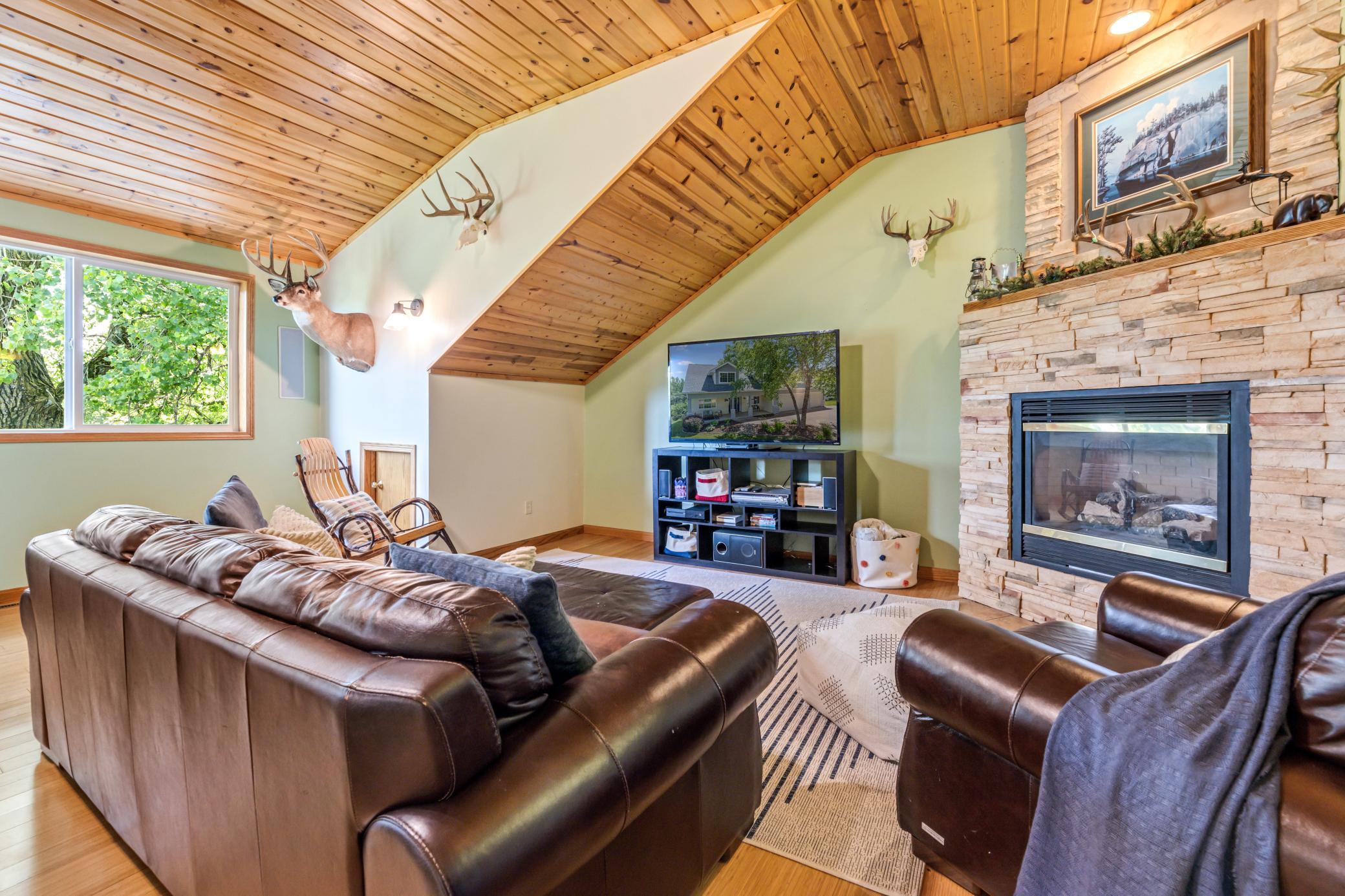 Winona, Minnesota, 55987, United States, 6 Bedrooms Bedrooms, ,4 BathroomsBathrooms,Residential,For Sale,1883576