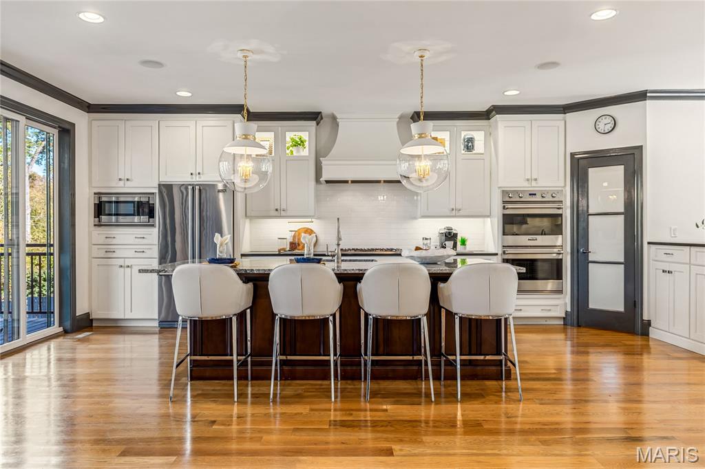 University City, Missouri, 63105, United States, 4 Bedrooms Bedrooms, ,5 BathroomsBathrooms,Residential,For Sale,1989585