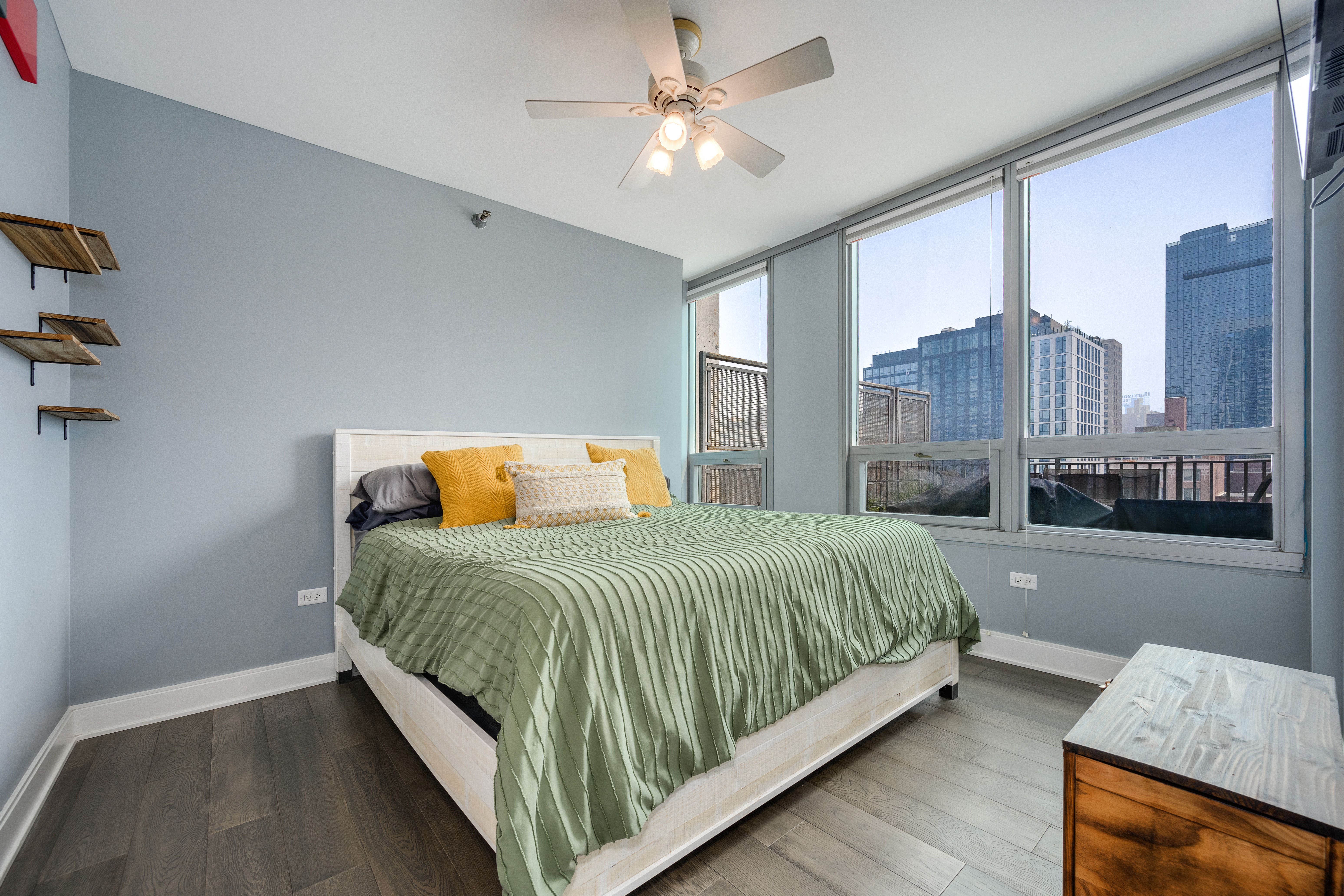  Experience Elevated City Living in This Beautifully Renovated Corner Residence - 物件實景