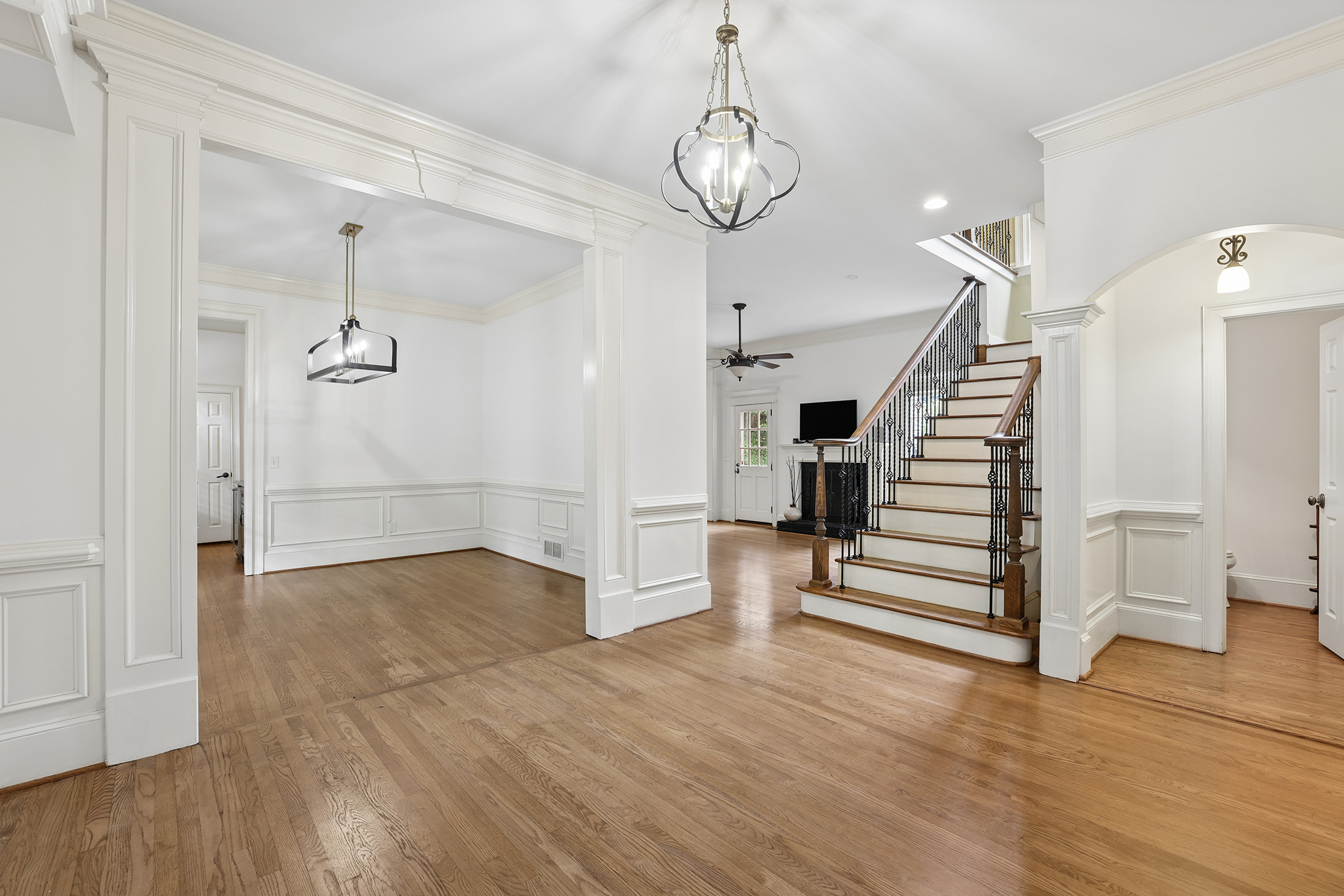  Handsome Updated Home with Amazing Space, Indoors and Out - 物件實景