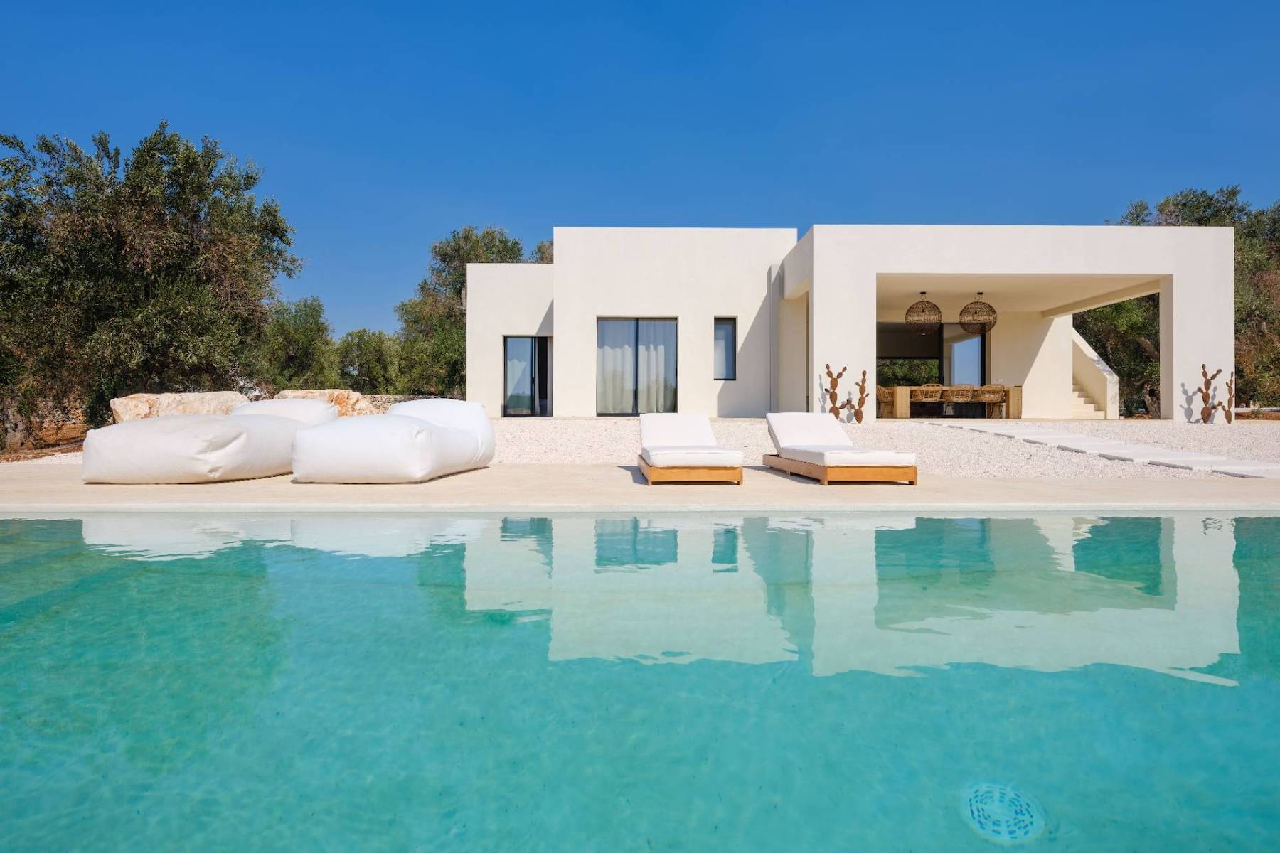 Design villa with infinity pool, secluded in olive grove