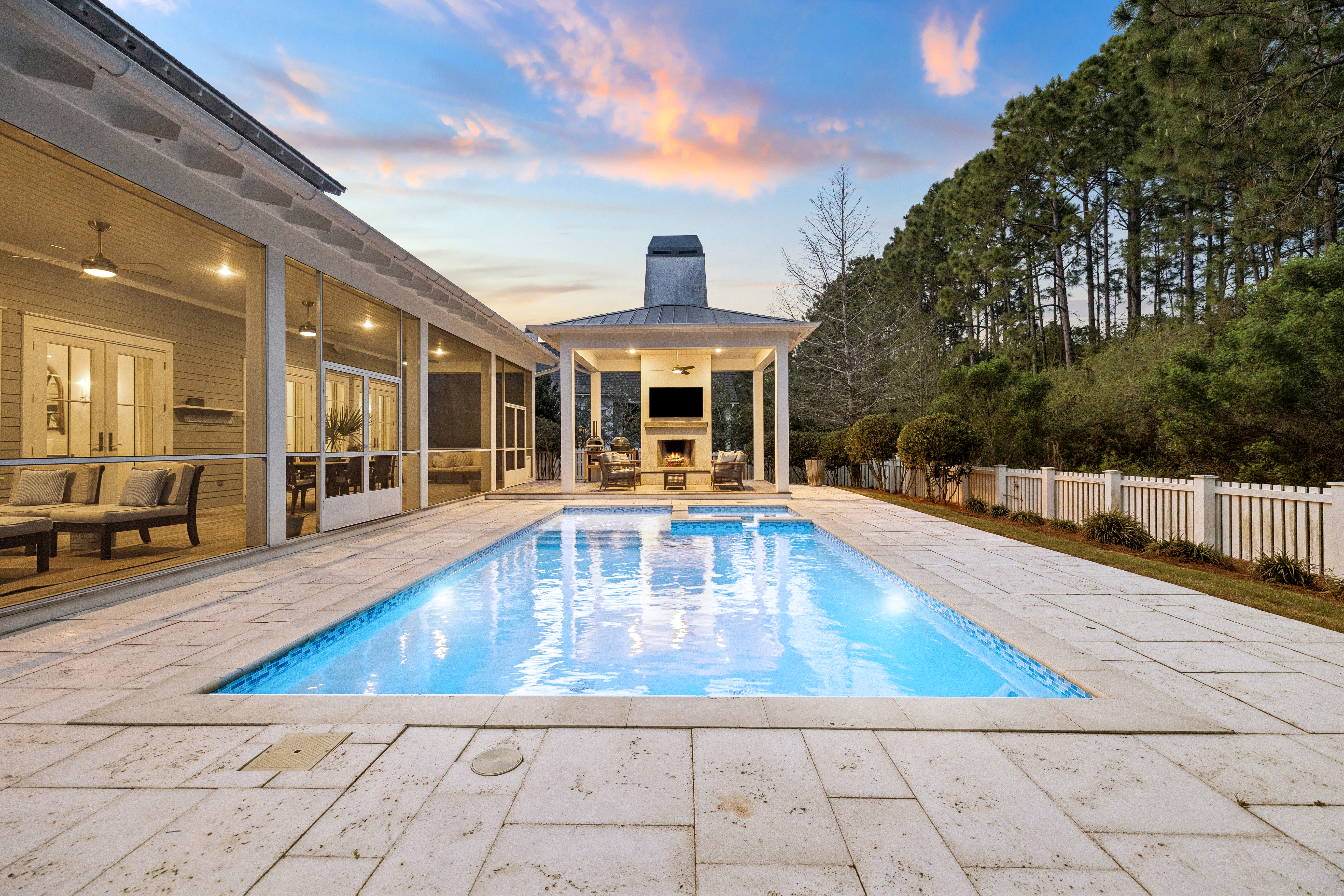  Designer-Furnished Coastal Retreat with Cabana & Outdoor Fireplace - 物件實景