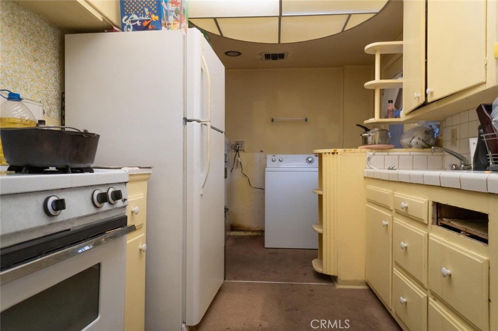 Los Angeles, California, 90018, United States, 2 Bedrooms Bedrooms, ,1 BathroomBathrooms,Residential,For Sale,1928435