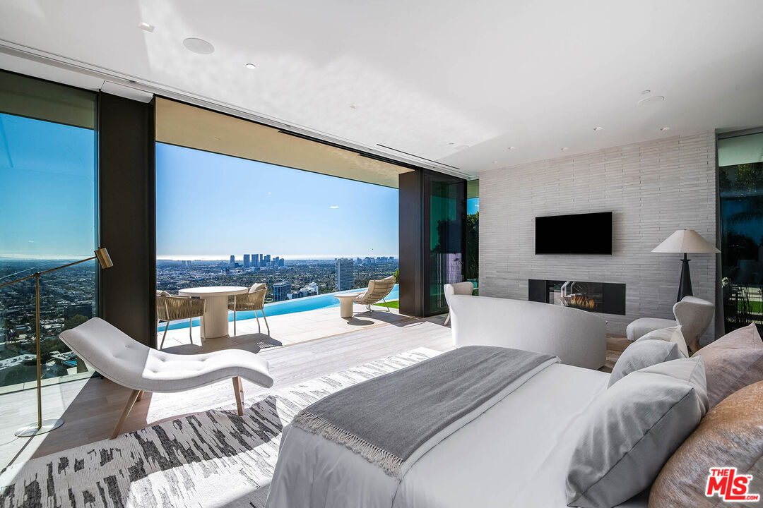 Los Angeles, California, 90069, United States, 7 Bedrooms Bedrooms, ,9 BathroomsBathrooms,Residential,For Sale,1925200