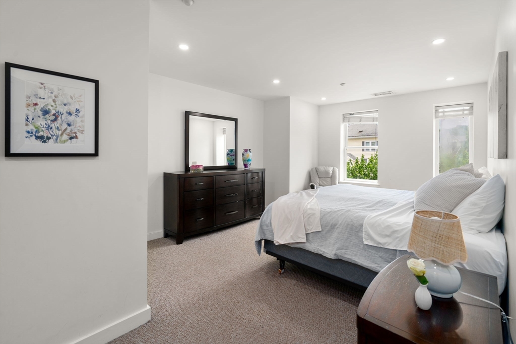Boston, Massachusetts, 02135, United States, 3 Bedrooms Bedrooms, ,2 BathroomsBathrooms,Residential,For Sale,1827699