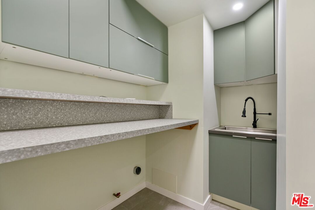 Los Angeles, California, 90006, United States, 7 Bedrooms Bedrooms, ,6 BathroomsBathrooms,Residential,For Sale,1848318